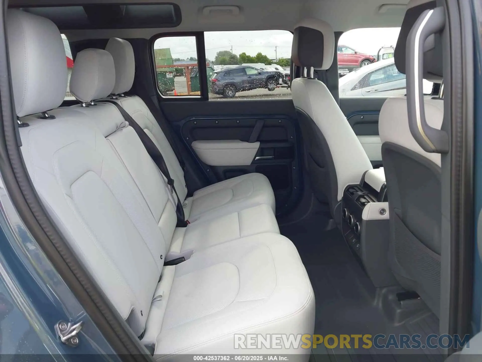 8 fotografías del automóvil dañado SALE27EU4S2418274 LAND ROVER DEFENDER 2025