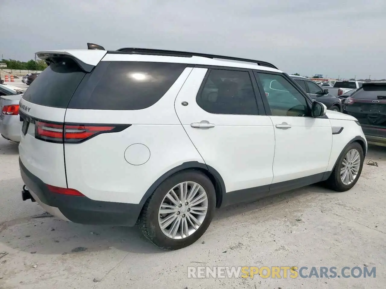 3 fotografías del automóvil dañado SALRT2RV1K2400335 LAND ROVER DISCOVERY 2019