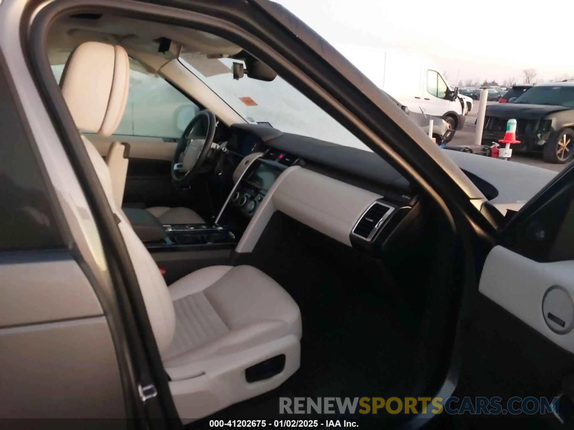 5 fotografías del automóvil dañado SALRT2RV2K2407830 LAND ROVER DISCOVERY 2019