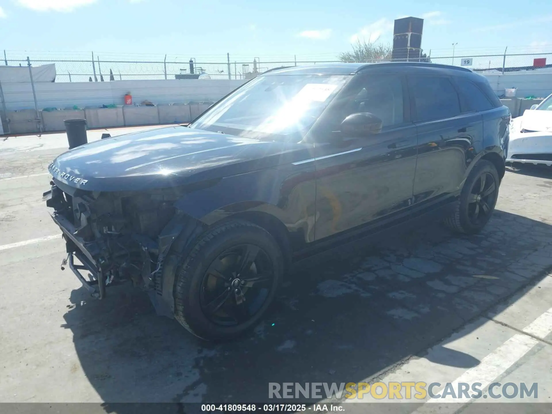 2 fotografías del automóvil dañado SALYB2EN7KA779531 LAND ROVER RANGE ROVER VELAR 2019