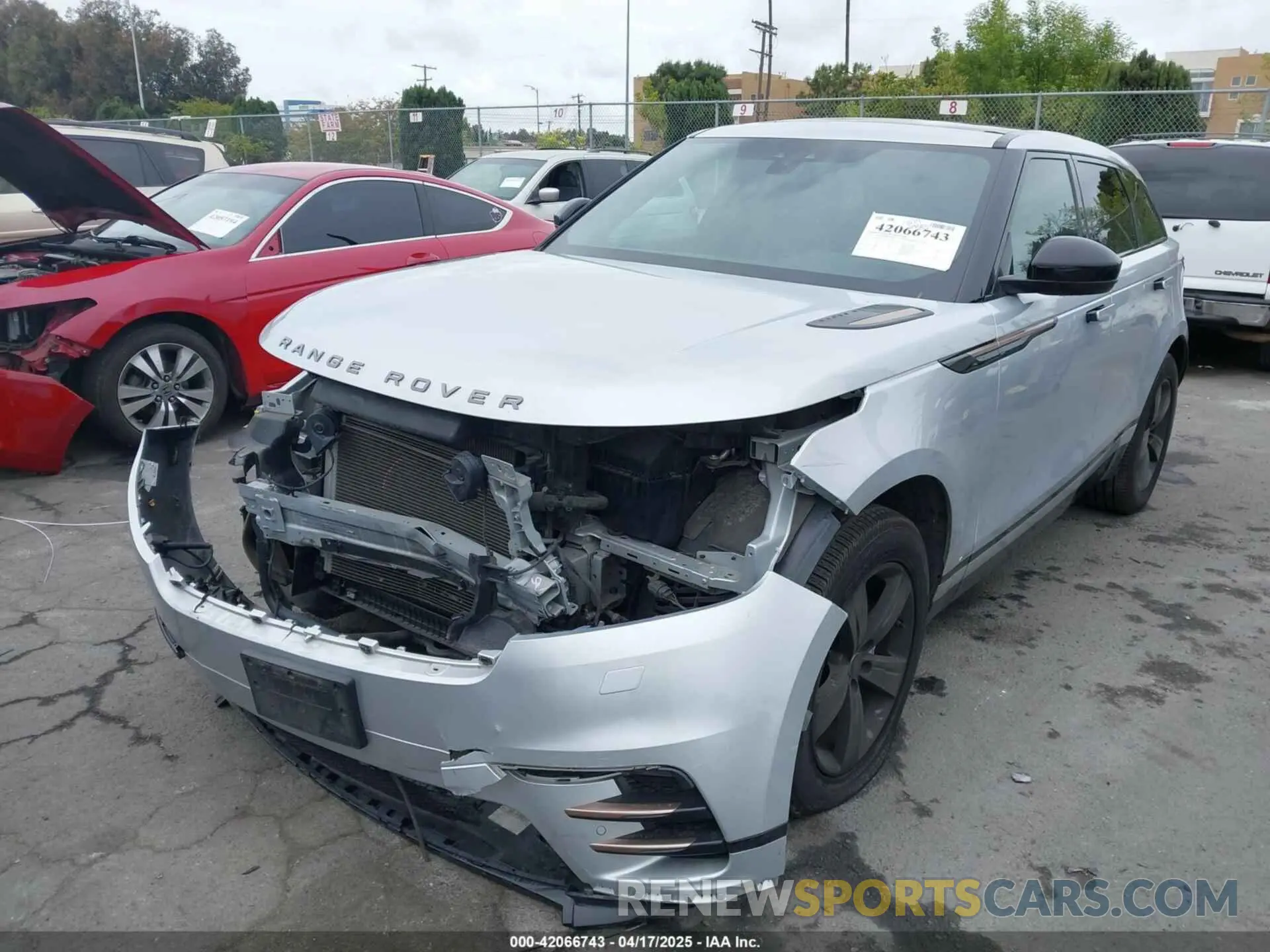 2 fotografías del automóvil dañado SALYK2EX7LA242015 LAND ROVER RANGE ROVER VELAR 2020
