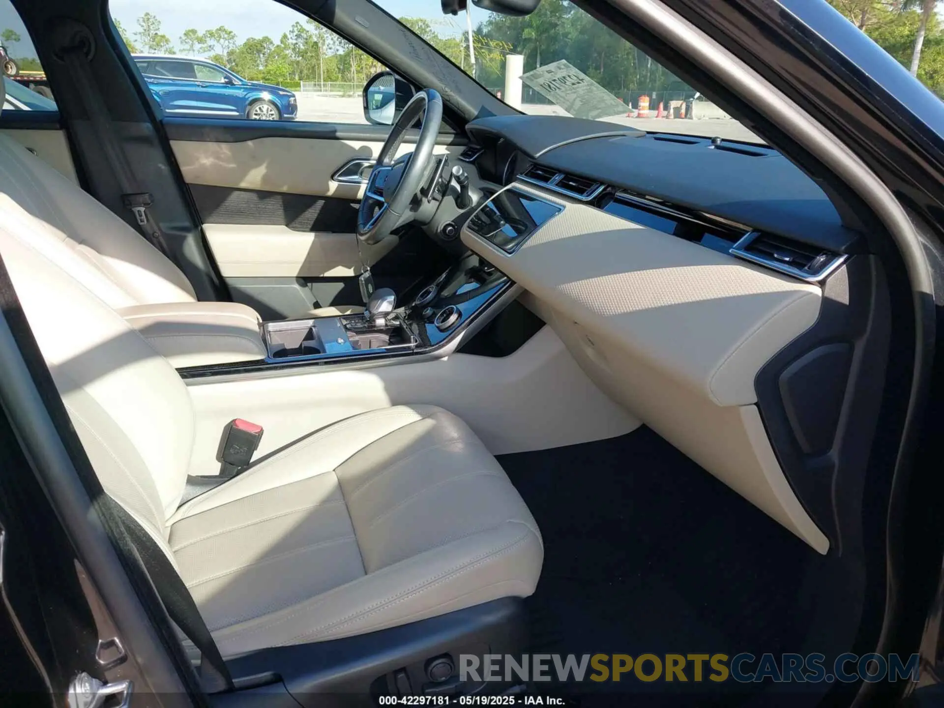 5 fotografías del automóvil dañado SALYJ2EX0MA326505 LAND ROVER RANGE ROVER VELAR 2021