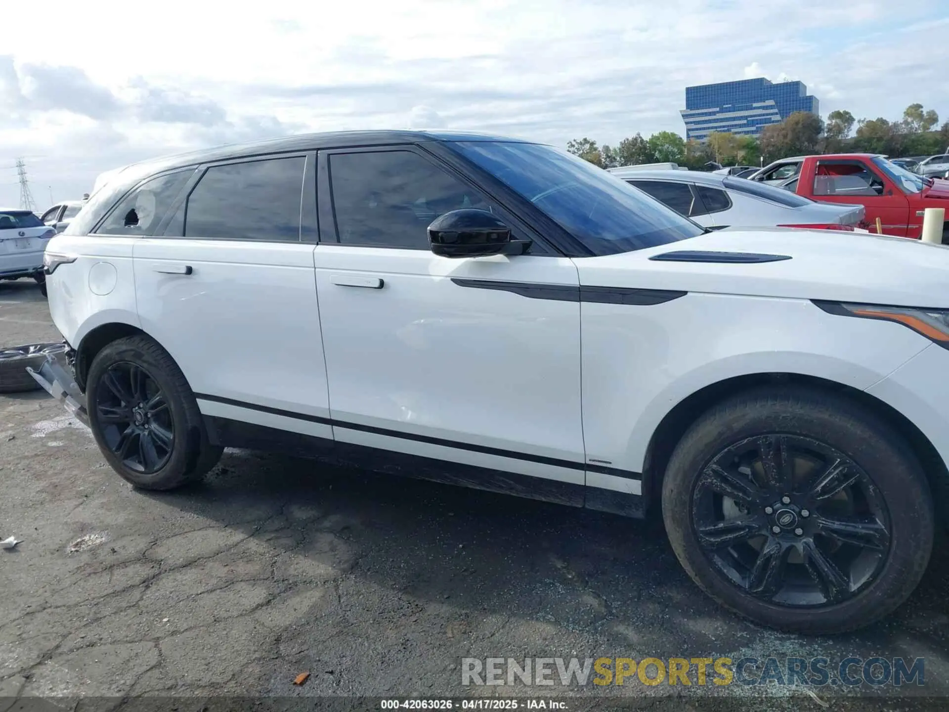 14 fotografías del automóvil dañado SALYT2EXXMA316087 LAND ROVER RANGE ROVER VELAR 2021