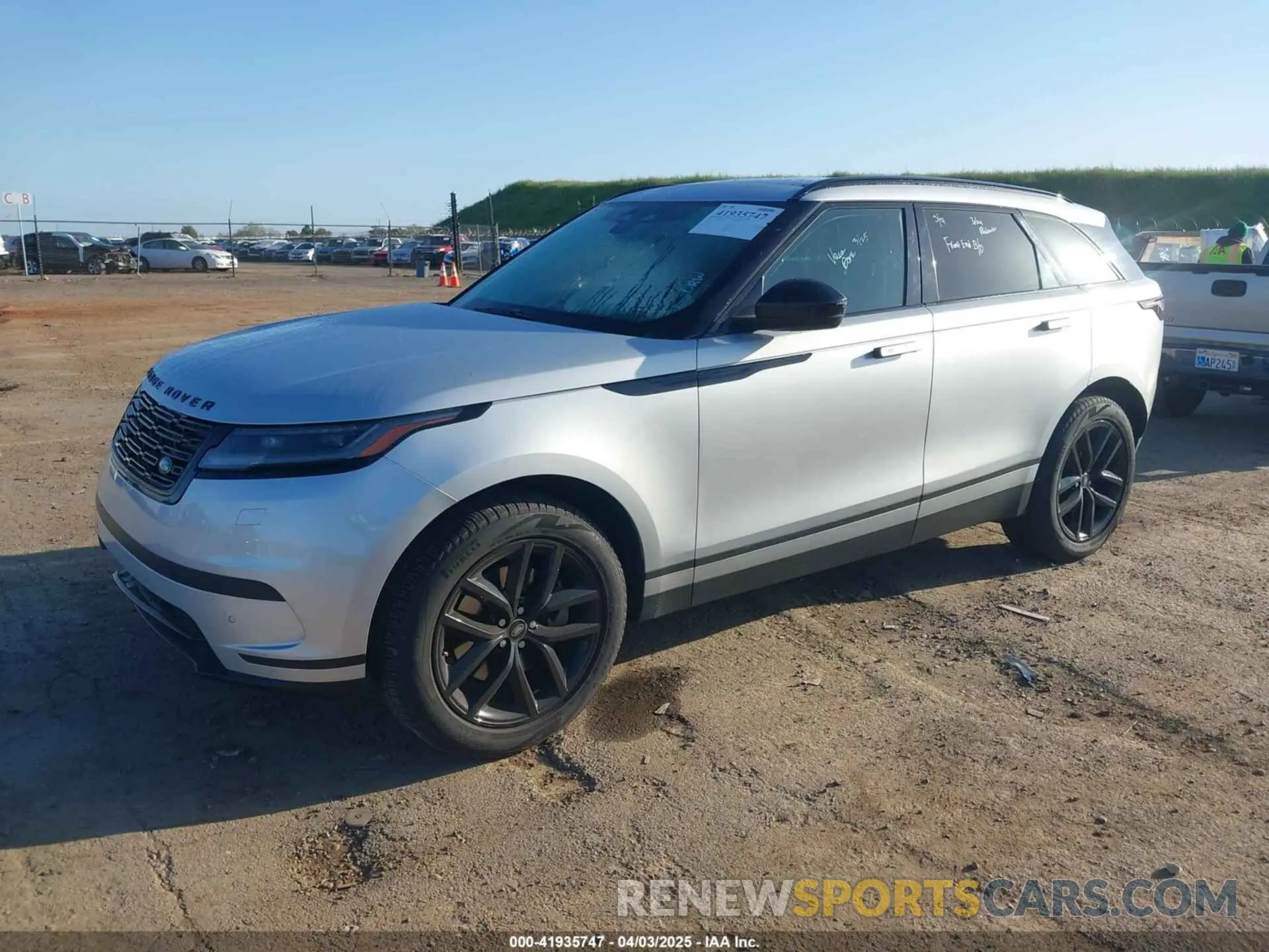 2 fotografías del automóvil dañado SALYJ2EX7RA385591 LAND ROVER RANGE ROVER VELAR 2024