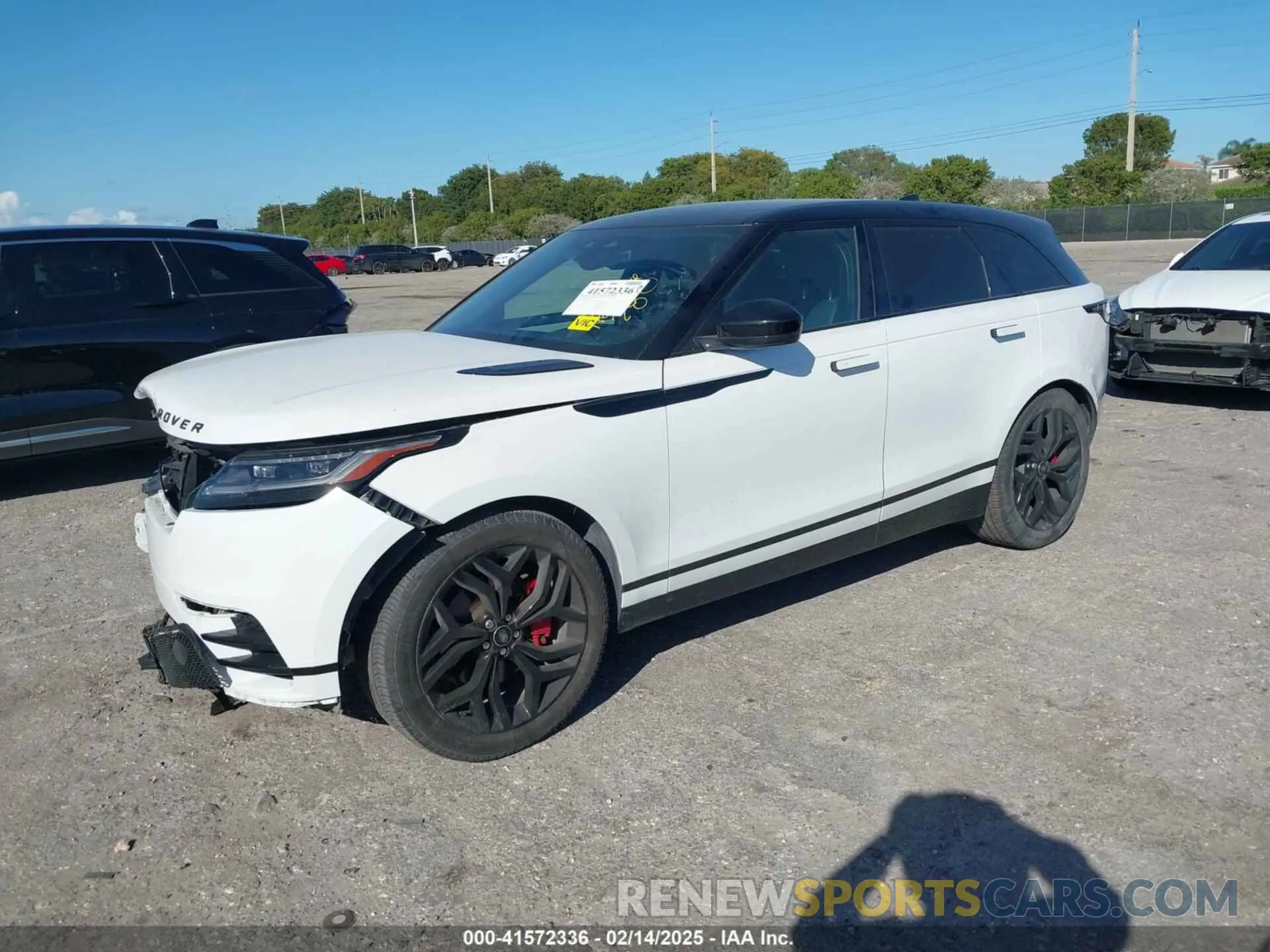 2 fotografías del automóvil dañado SALYL2EX1RA370322 LAND ROVER RANGE ROVER VELAR 2024