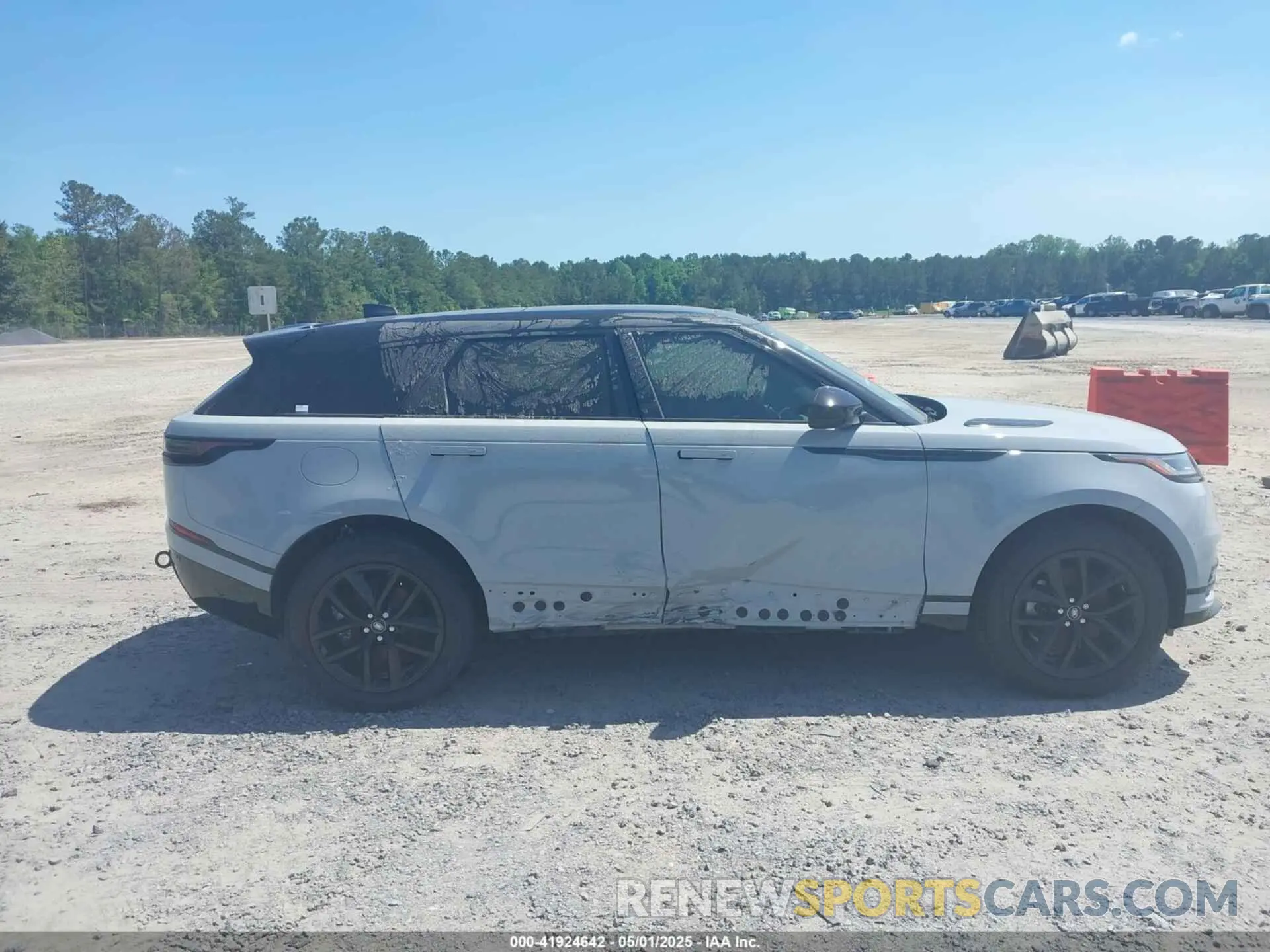 13 fotografías del automóvil dañado SALYL2EX3RA379944 LAND ROVER RANGE ROVER VELAR 2024