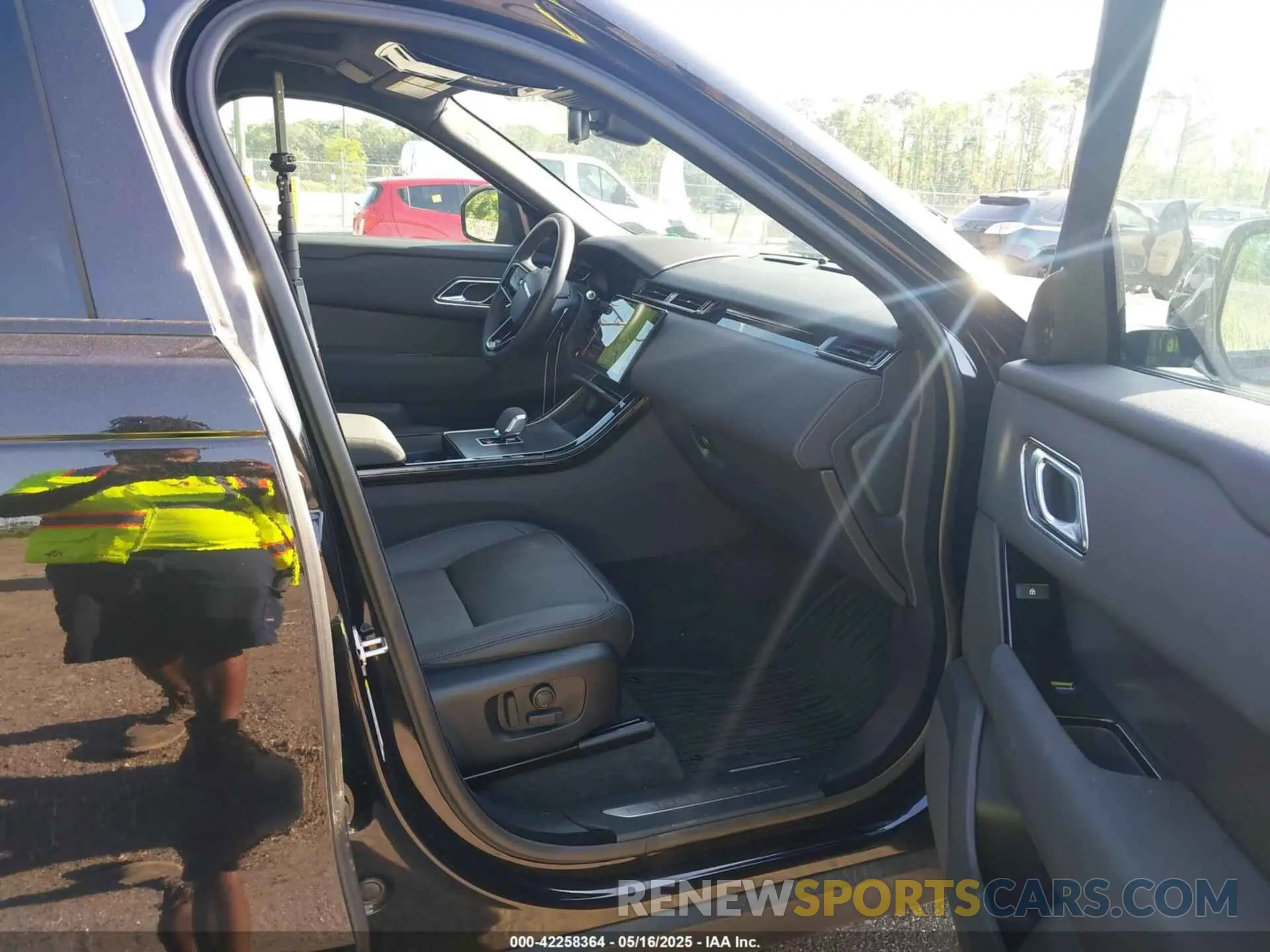 5 fotografías del automóvil dañado SALYL2EXXRA389287 LAND ROVER RANGE ROVER VELAR 2024