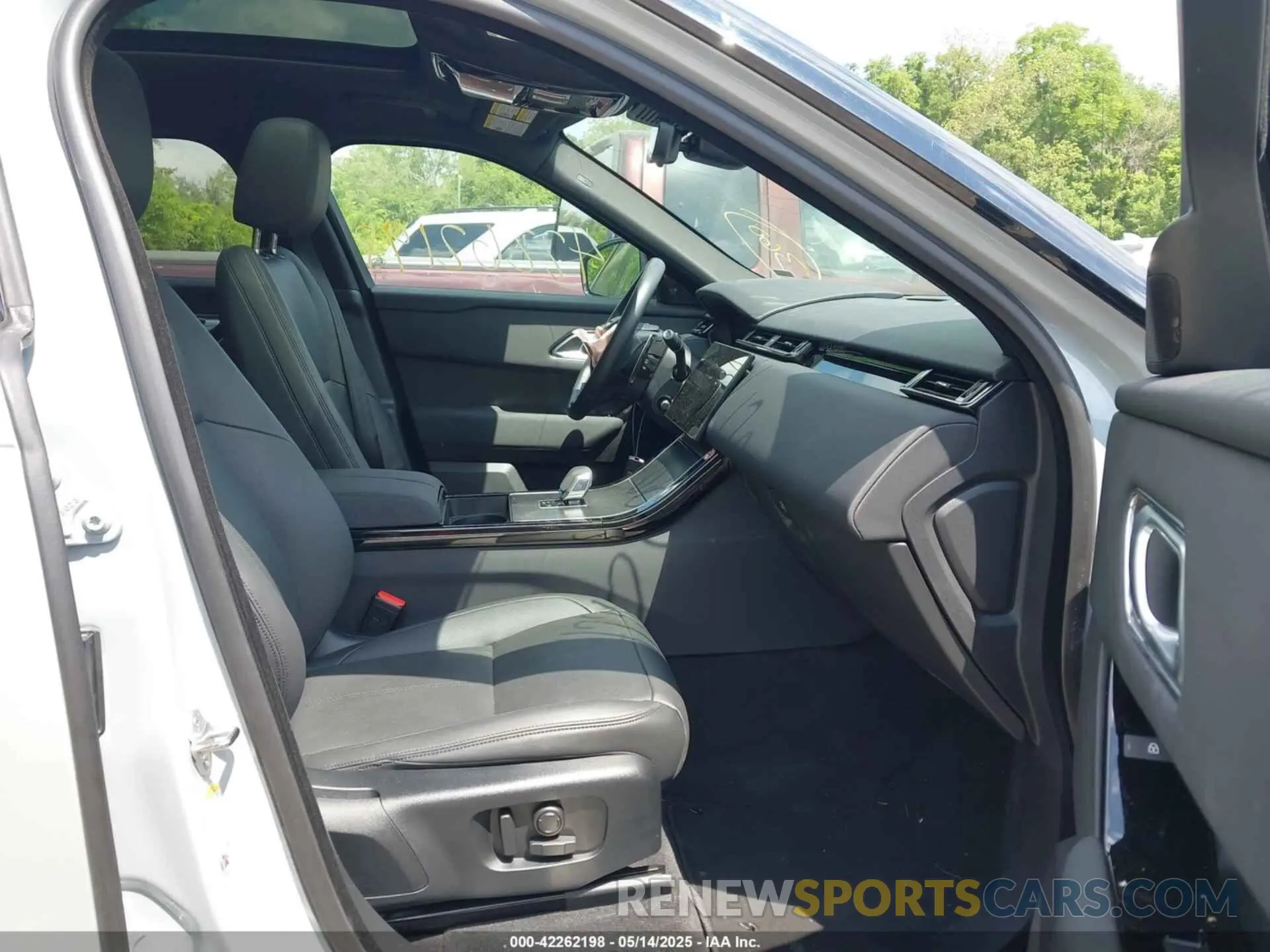 5 fotografías del automóvil dañado SALYL2EX1SA394559 LAND ROVER RANGE ROVER VELAR 2025
