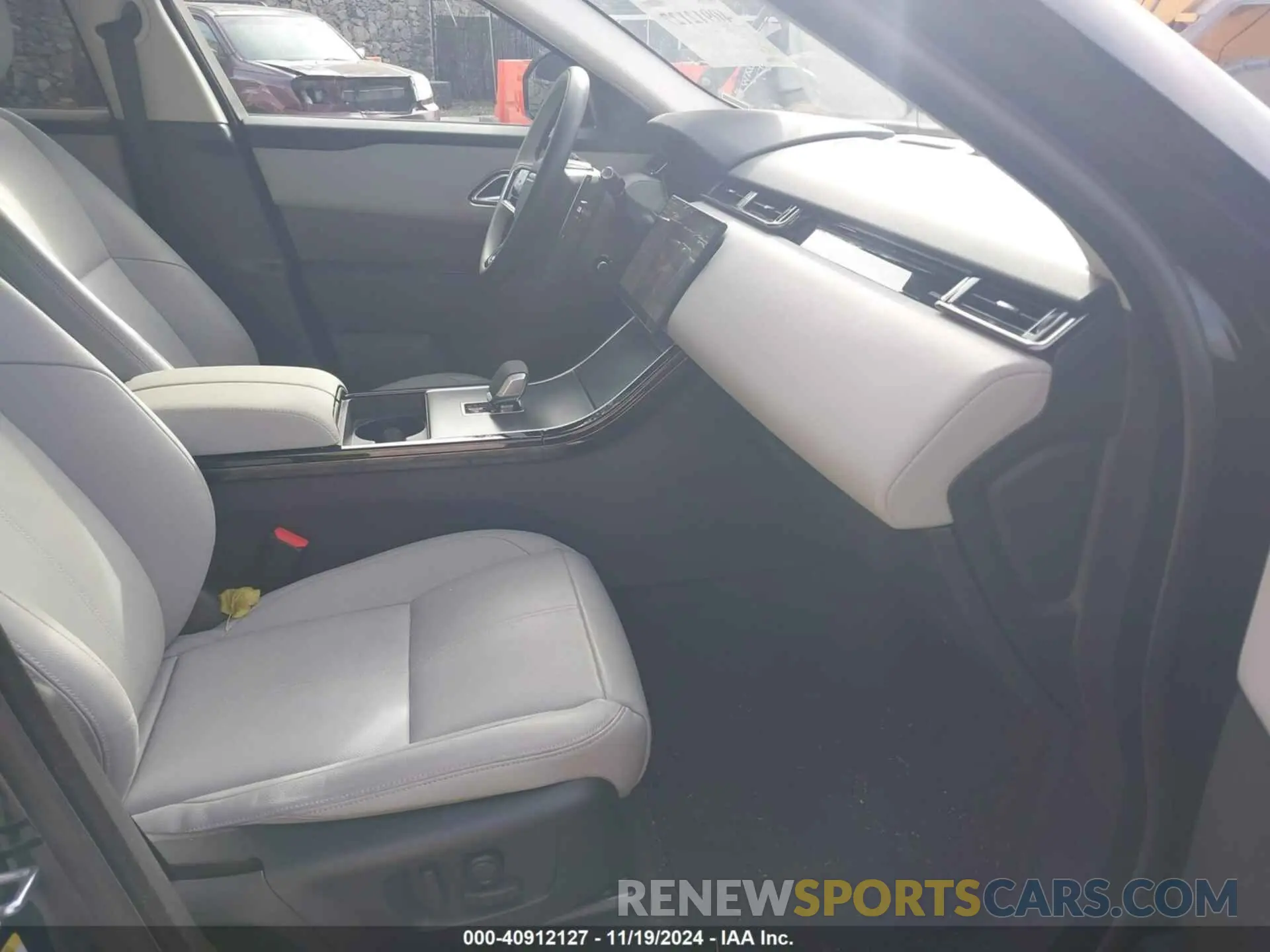 5 fotografías del automóvil dañado SALYL2EX9SA397676 LAND ROVER RANGE ROVER VELAR 2025