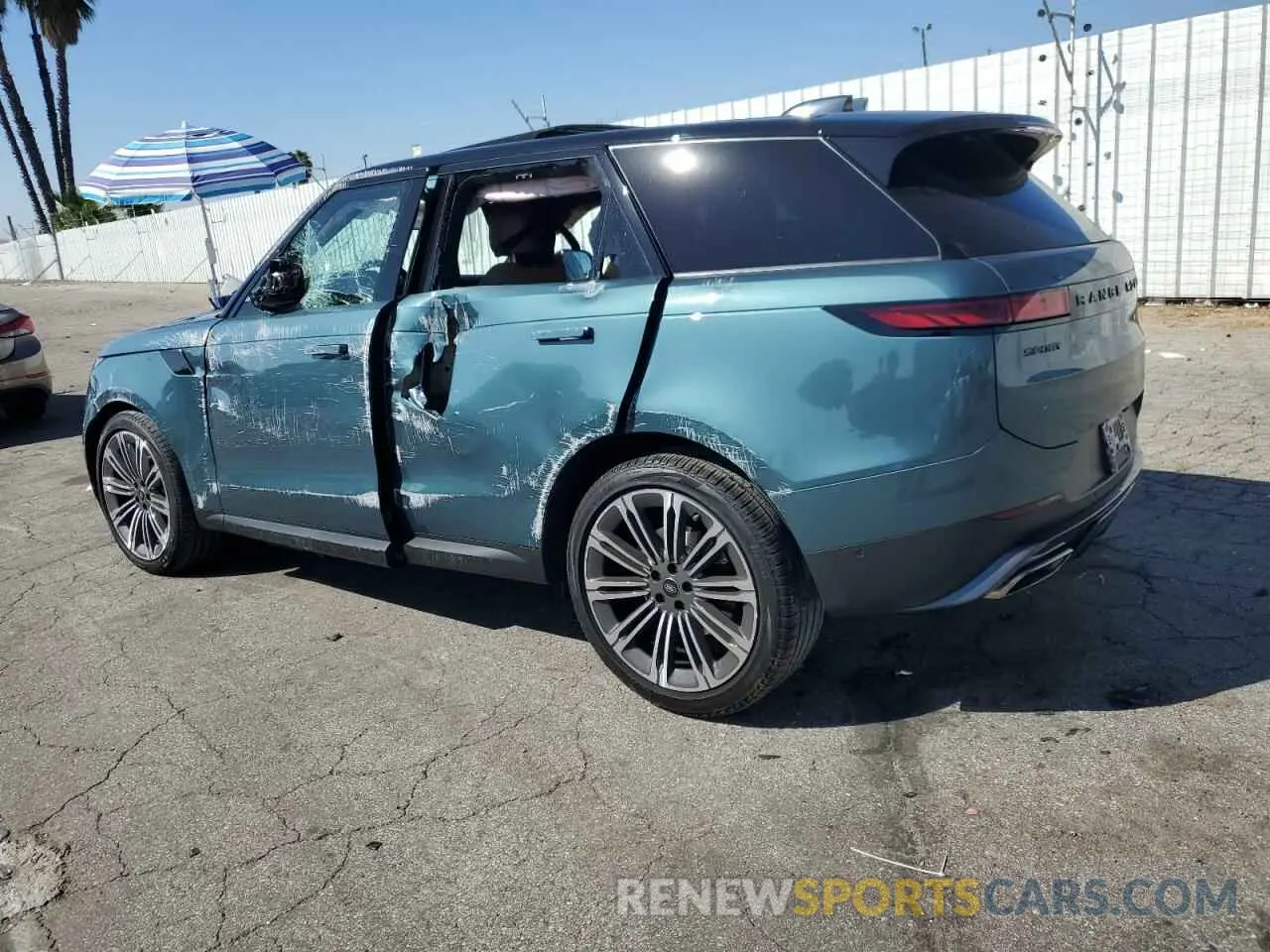 2 fotografías del automóvil dañado SAL1P9EU9RA181549 LAND ROVER RANGEROVER 2024