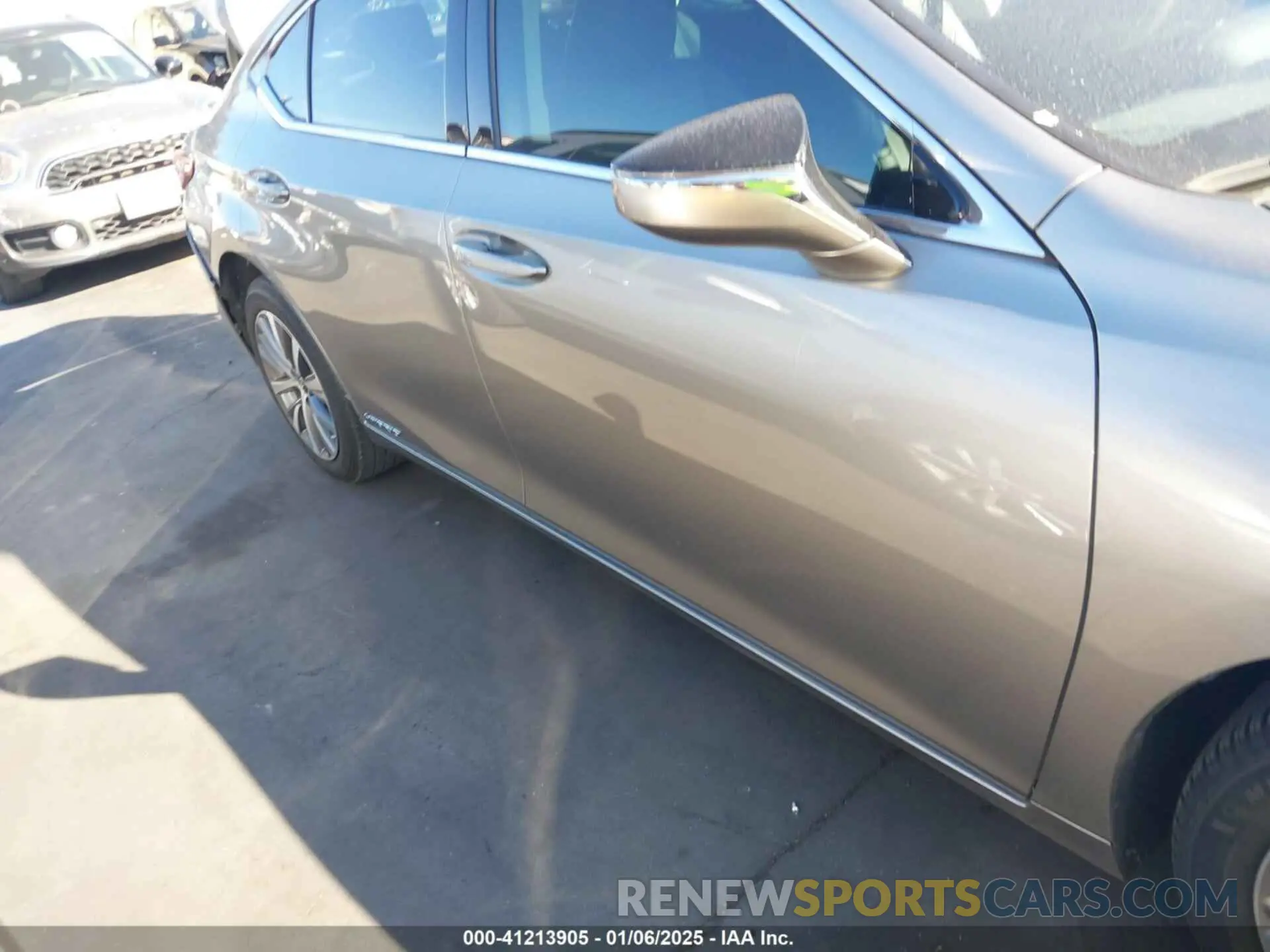 13 fotografías del automóvil dañado 58AB21B13KU001514 LEXUS ES 2019