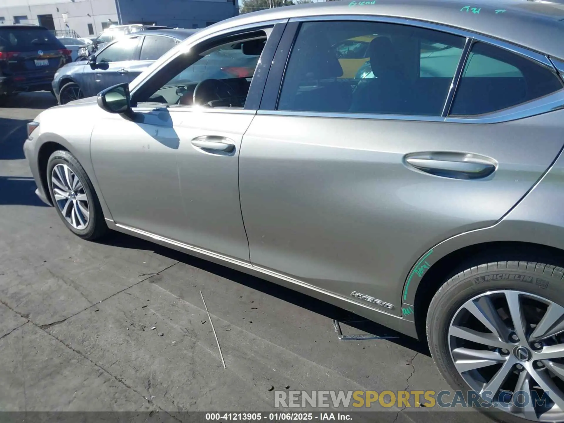 14 fotografías del automóvil dañado 58AB21B13KU001514 LEXUS ES 2019