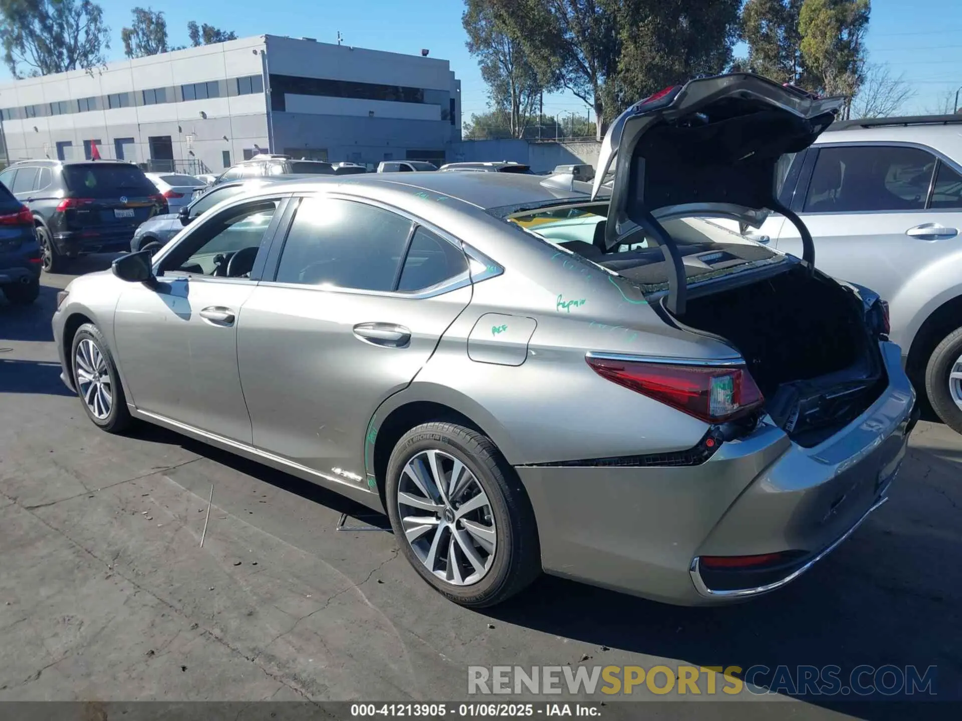 3 fotografías del automóvil dañado 58AB21B13KU001514 LEXUS ES 2019