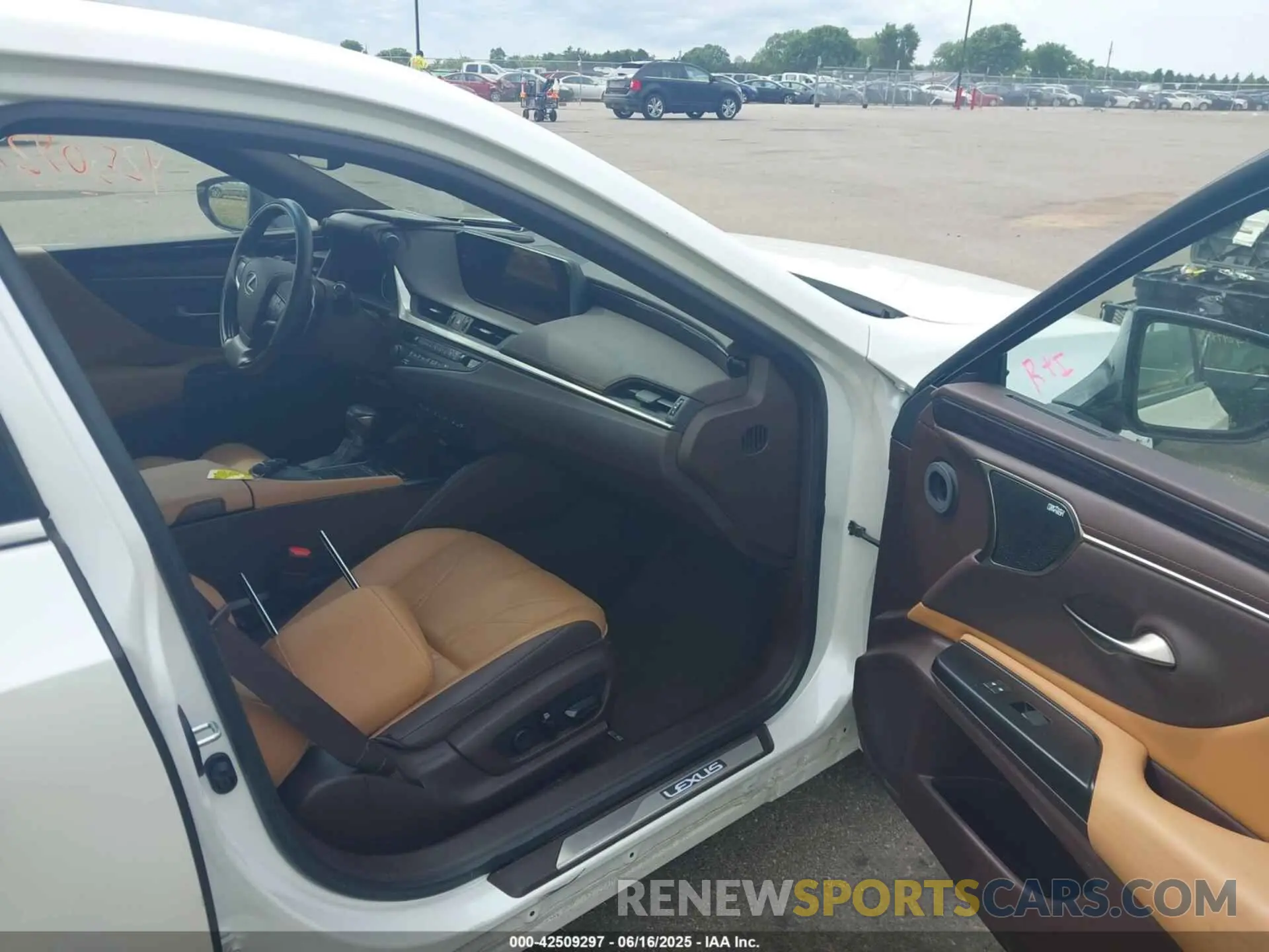5 fotografías del automóvil dañado 58AB21B11KU003147 LEXUS ES 300H 2019