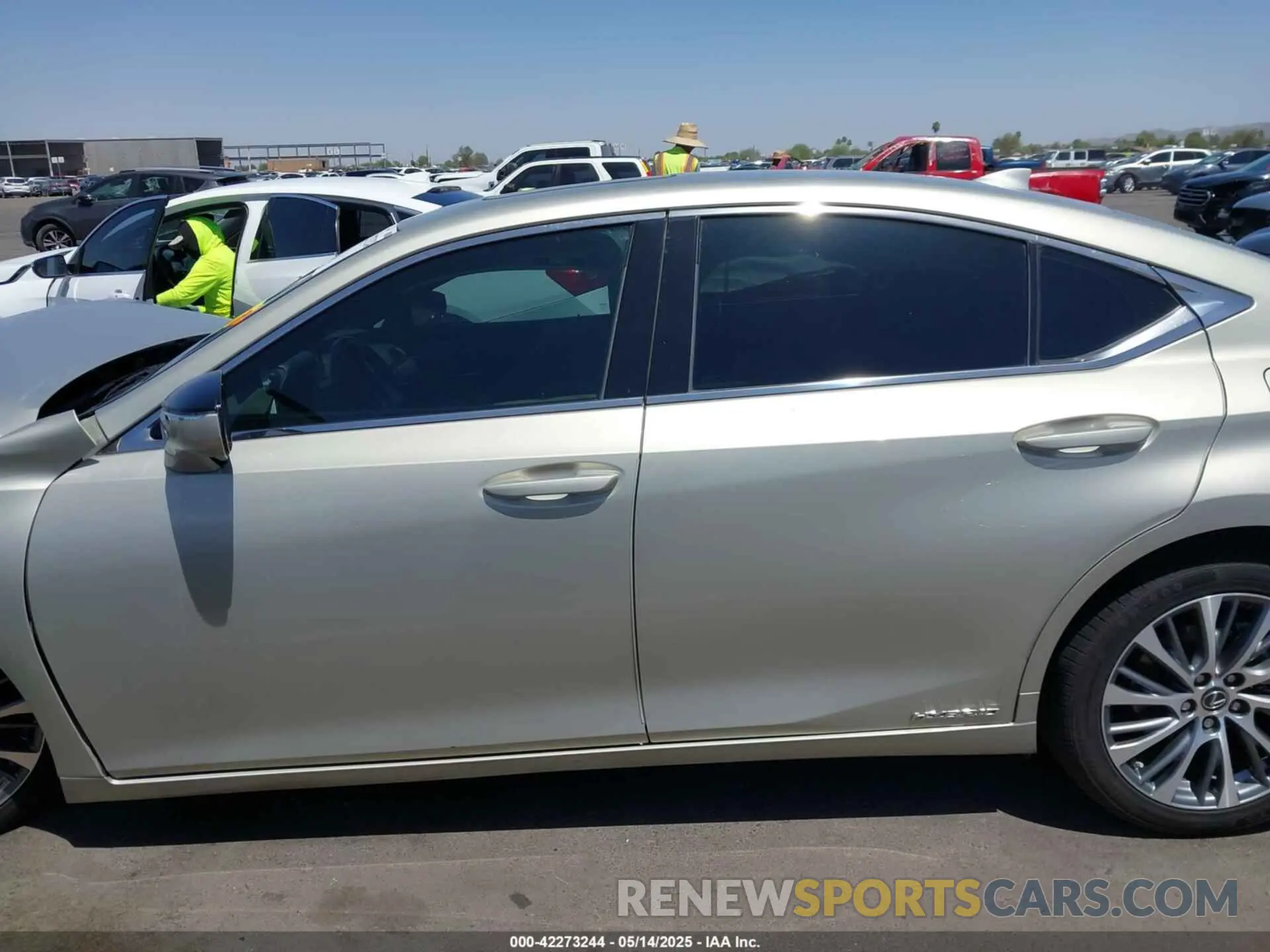 13 fotografías del automóvil dañado 58AB21B15KU002342 LEXUS ES 300H 2019