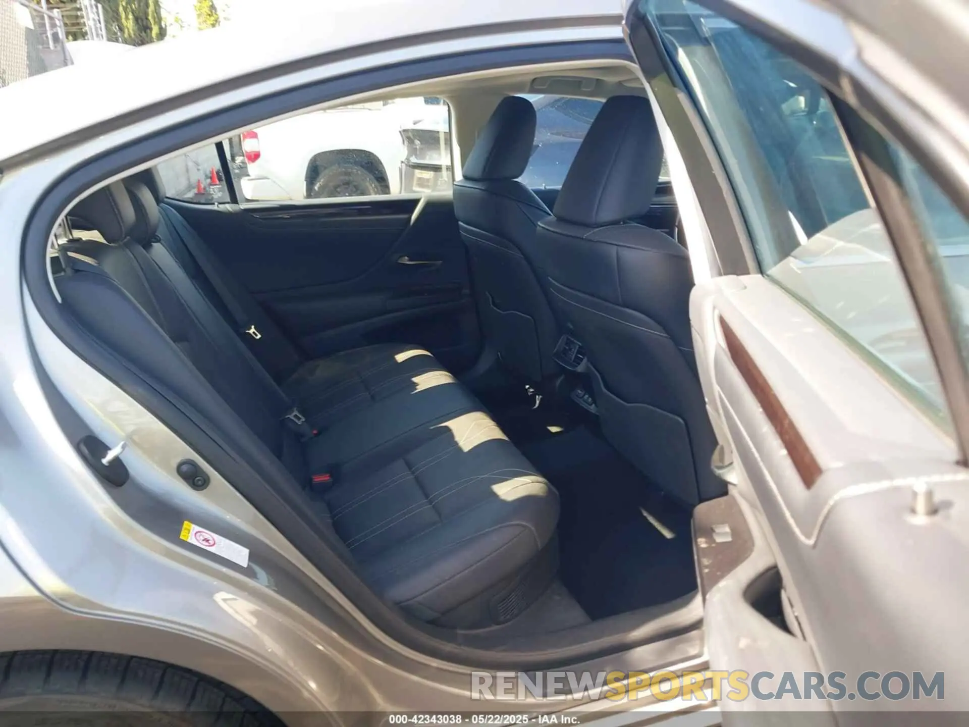 8 fotografías del automóvil dañado JTHB21B15K2031457 LEXUS ES 300H 2019