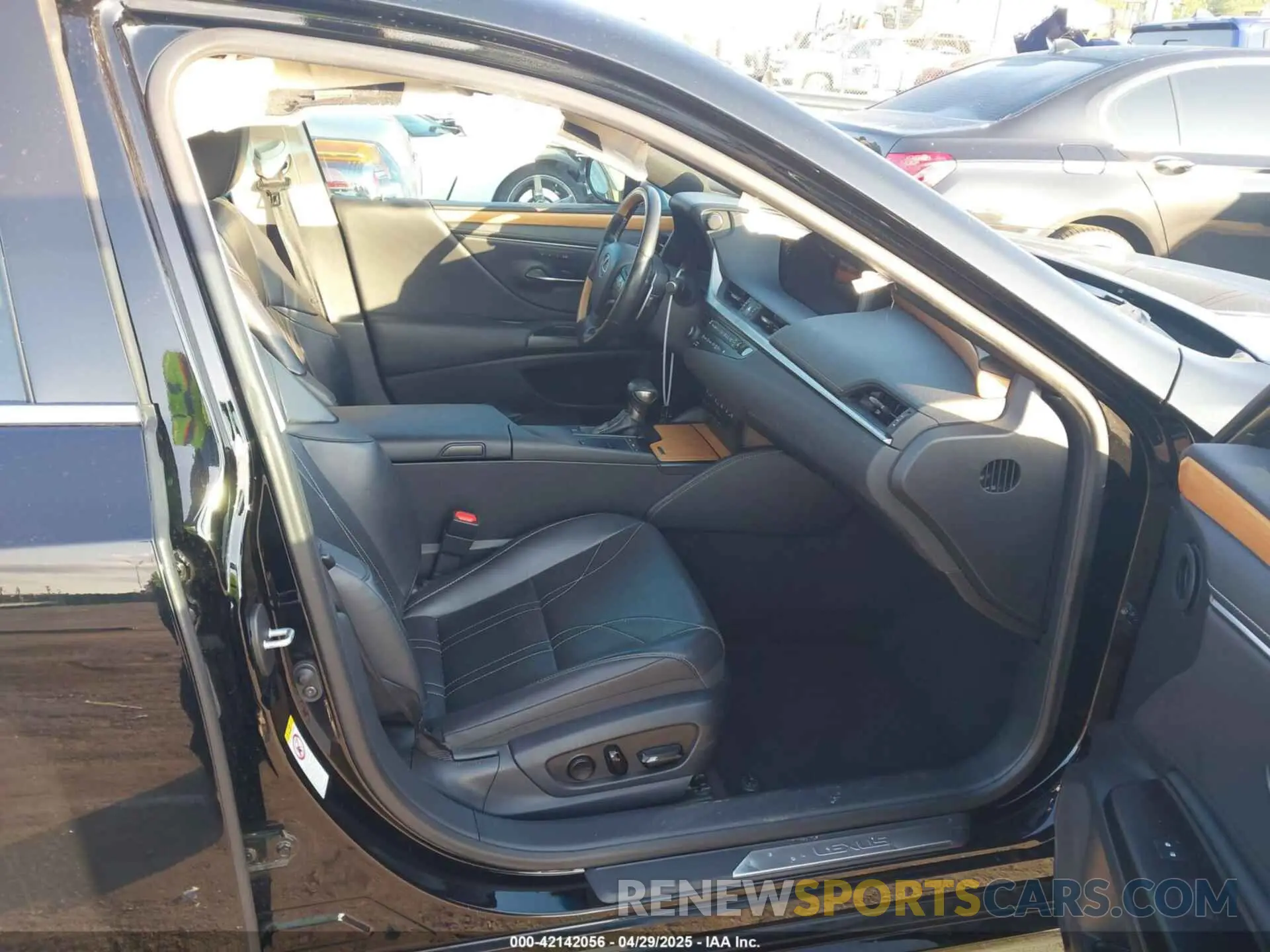 5 fotografías del automóvil dañado JTHB21B1XK2016825 LEXUS ES 300H 2019