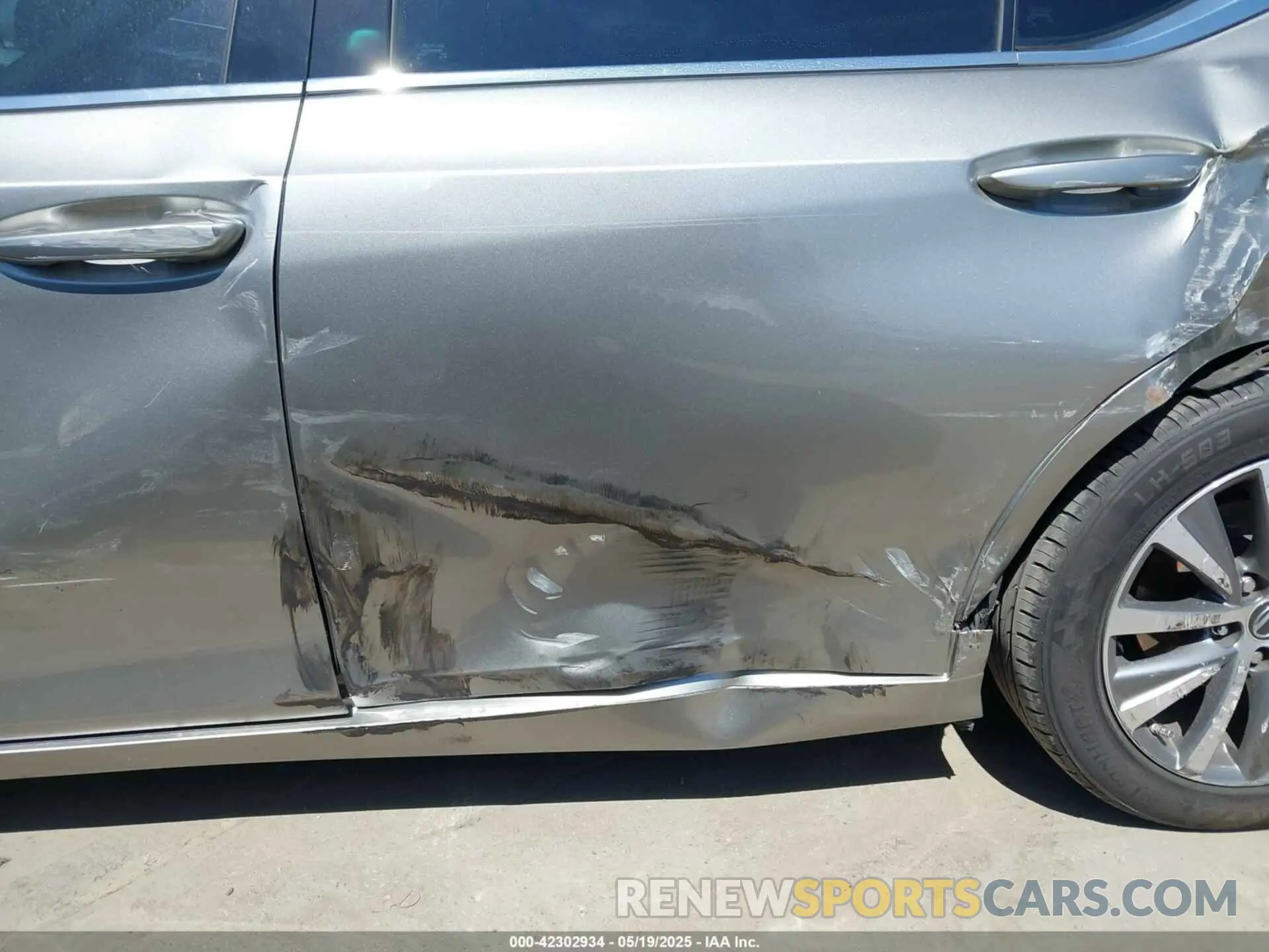 17 fotografías del automóvil dañado 58ACA1C1XMU007576 LEXUS ES 300H 2021