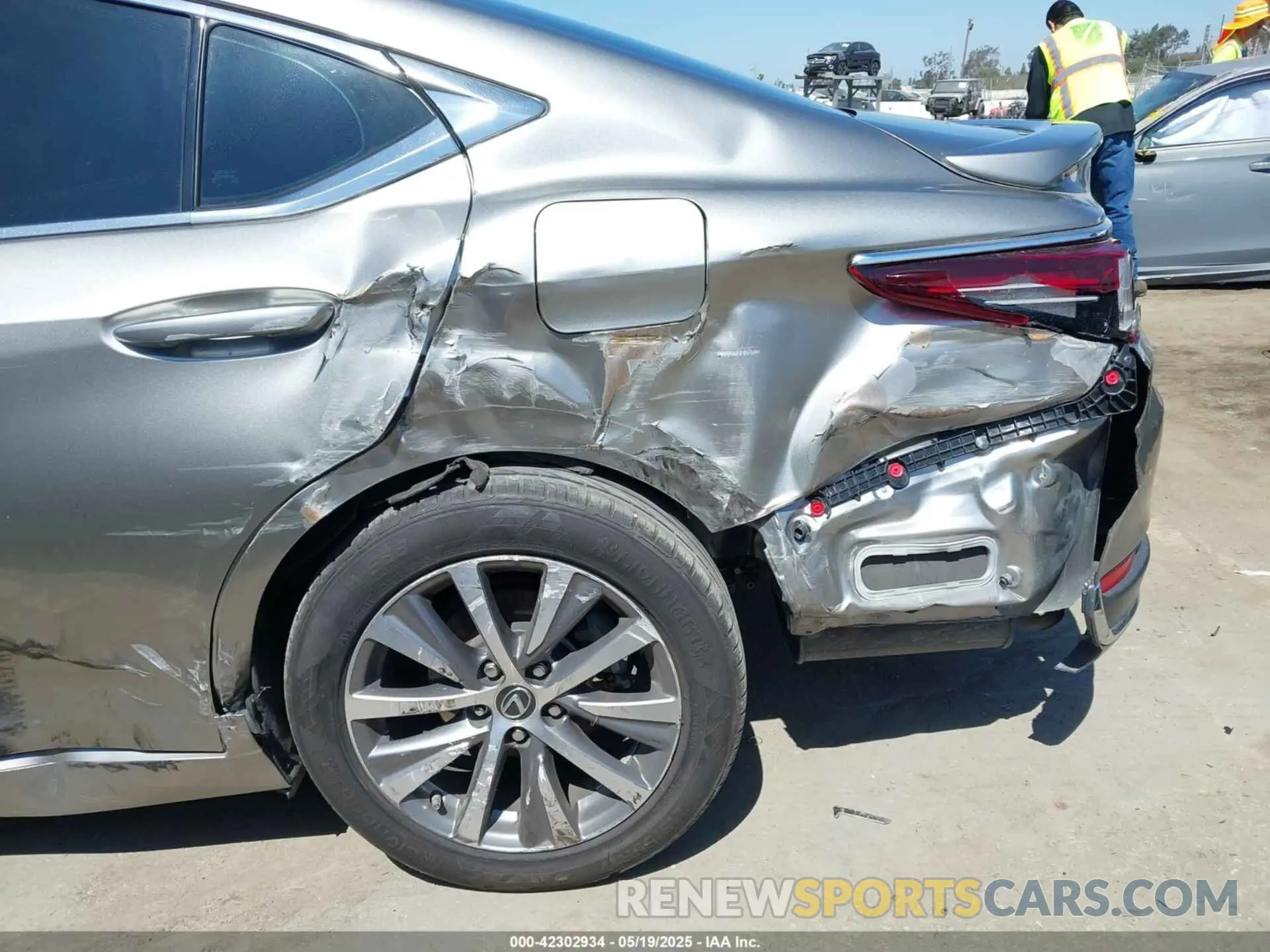 18 fotografías del automóvil dañado 58ACA1C1XMU007576 LEXUS ES 300H 2021