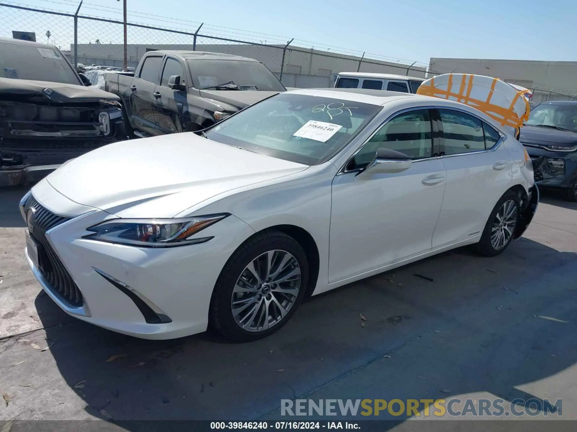 2 fotografías del automóvil dañado 58ADA1C15MU001348 LEXUS ES 300H 2021