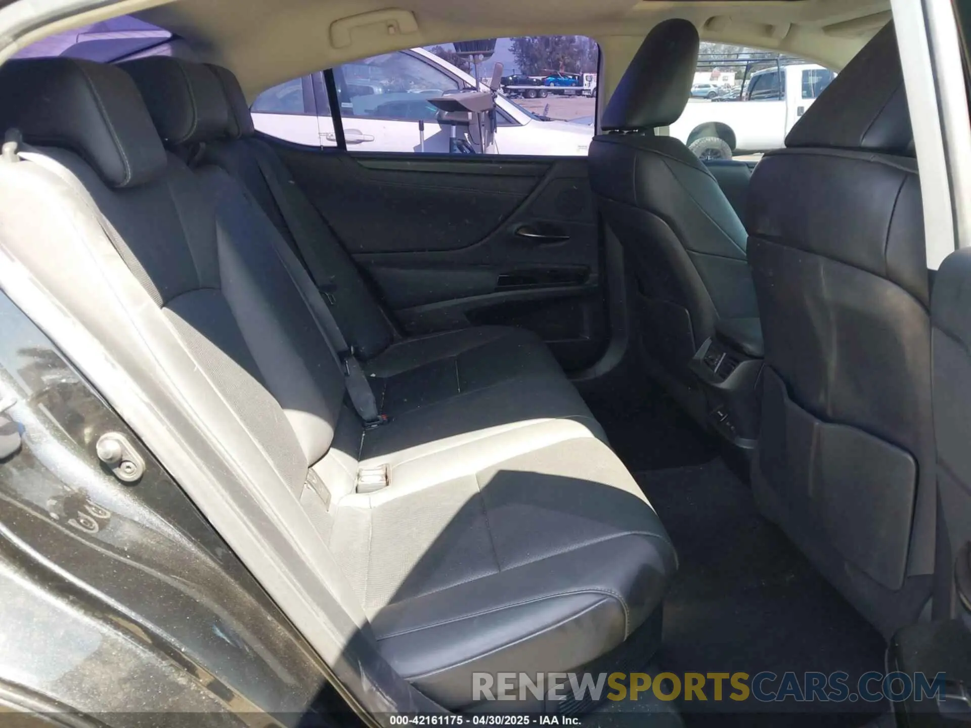 8 fotografías del automóvil dañado 58ADA1C13NU013399 LEXUS ES 300H 2022