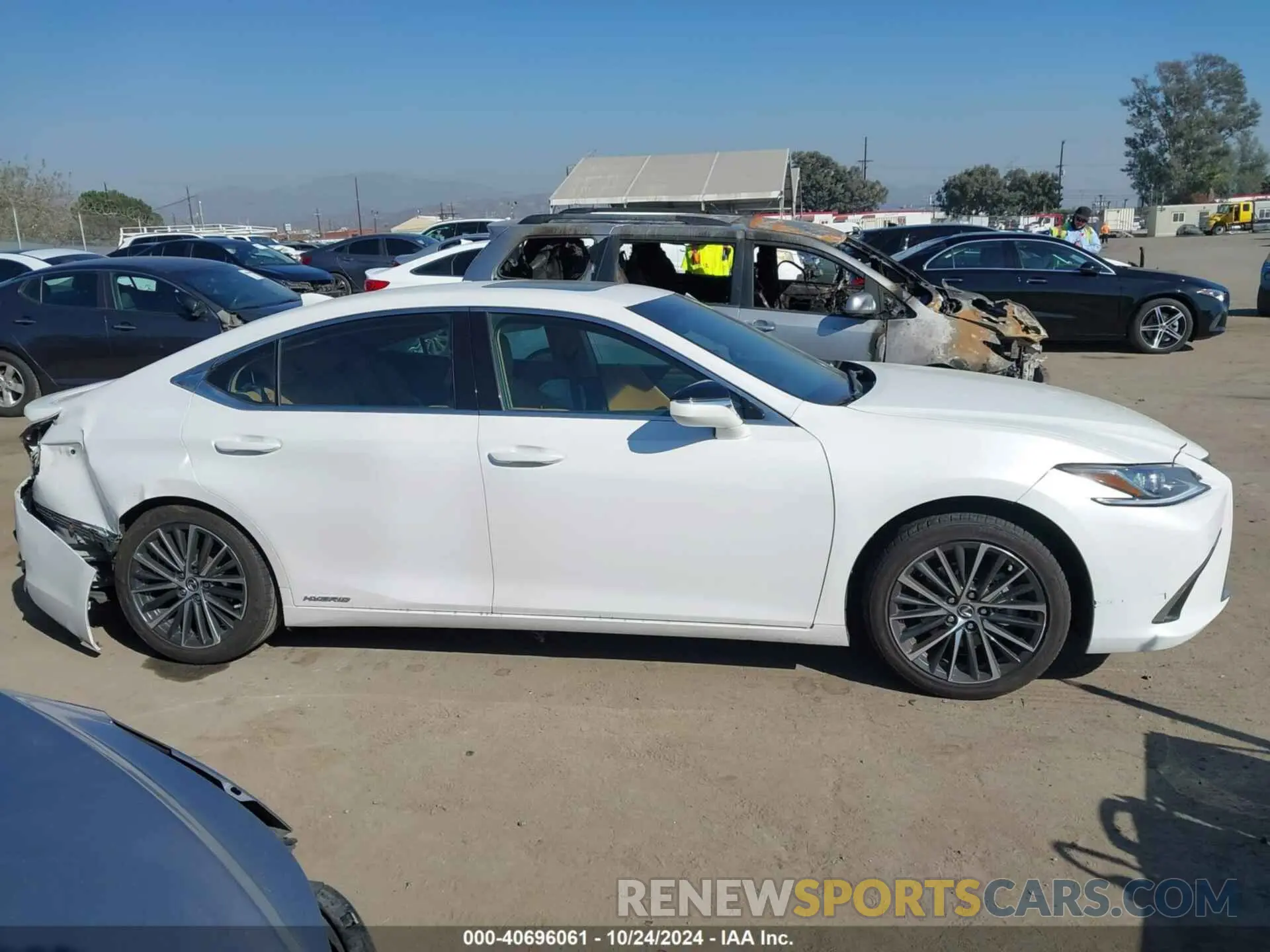 13 fotografías del automóvil dañado 58ADA1C19NU015321 LEXUS ES 300H 2022