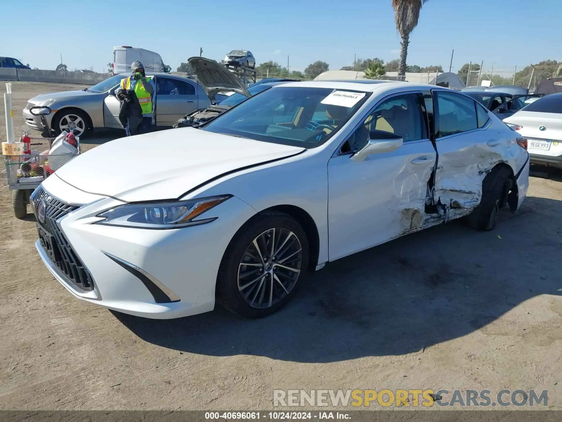 2 fotografías del automóvil dañado 58ADA1C19NU015321 LEXUS ES 300H 2022