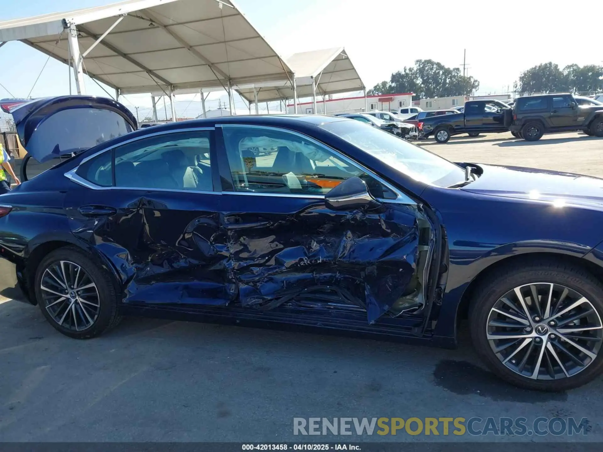 12 fotografías del automóvil dañado 58ADA1C19PU027018 LEXUS ES 300H 2023