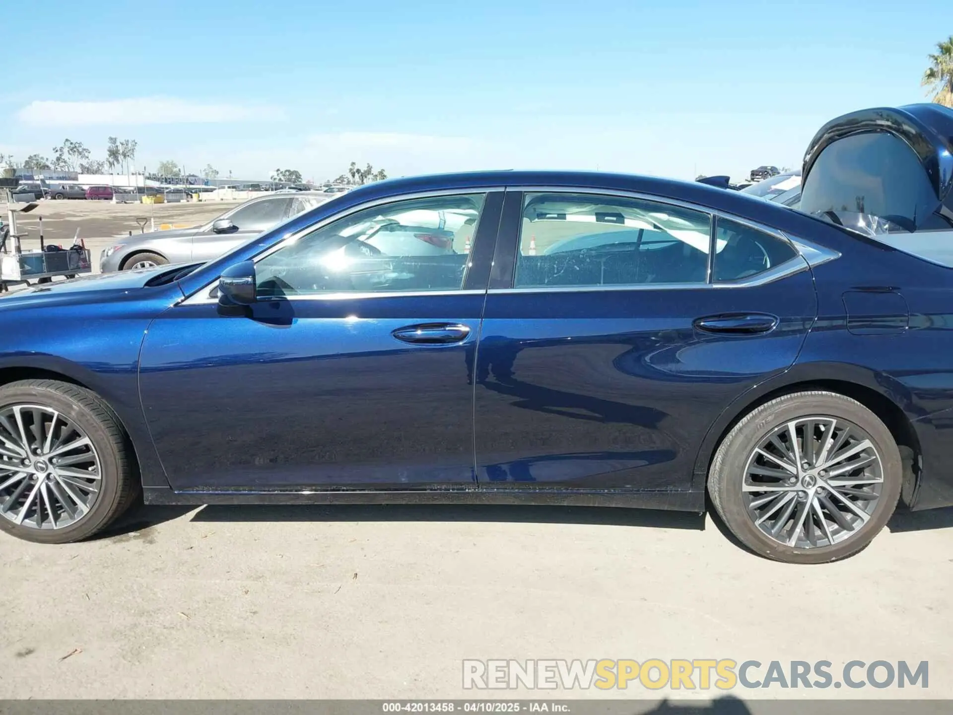 13 fotografías del automóvil dañado 58ADA1C19PU027018 LEXUS ES 300H 2023