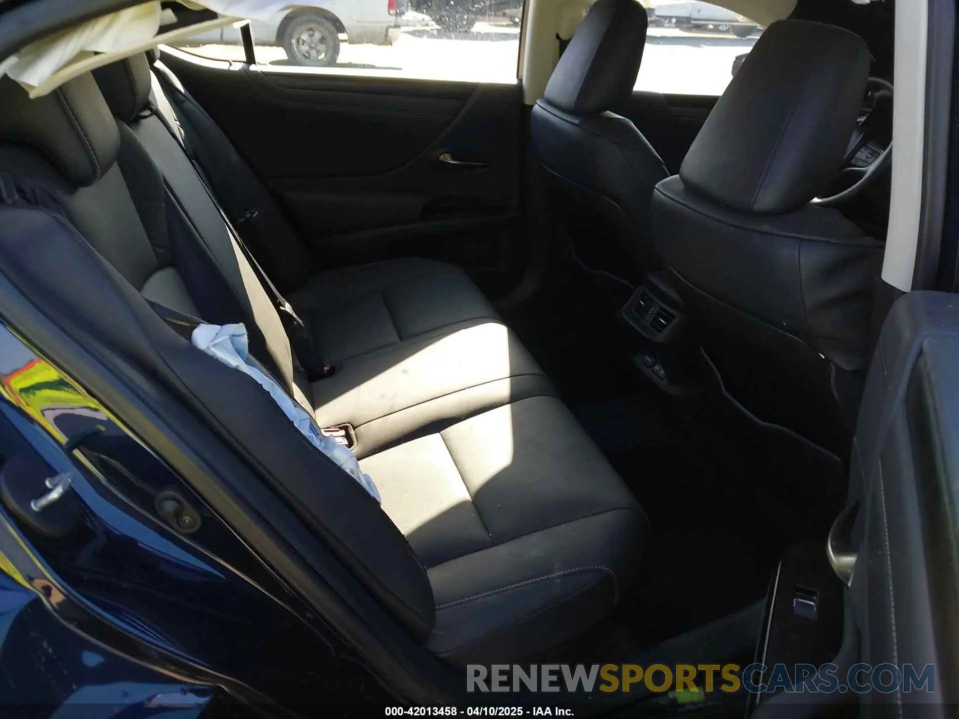 8 fotografías del automóvil dañado 58ADA1C19PU027018 LEXUS ES 300H 2023