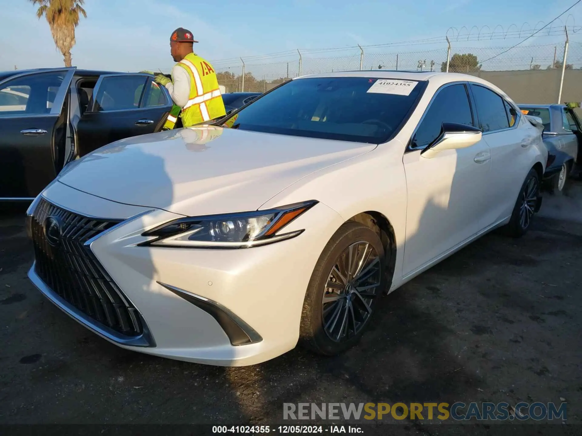 2 fotografías del automóvil dañado 58ADA1C1XPU027710 LEXUS ES 300H 2023