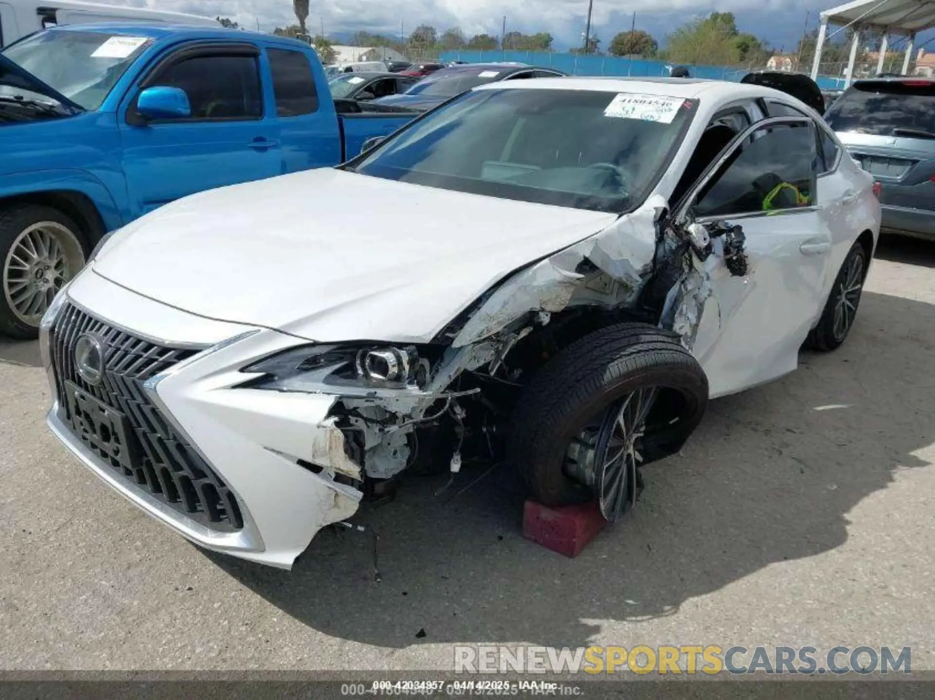 2 fotografías del automóvil dañado 58ADA1C14RU053612 LEXUS ES 300H 2024