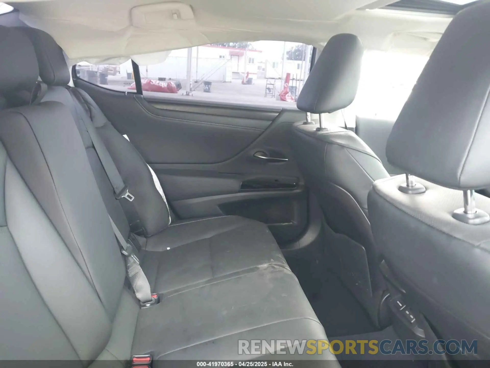 8 fotografías del automóvil dañado 58ADA1C18RU047988 LEXUS ES 300H 2024