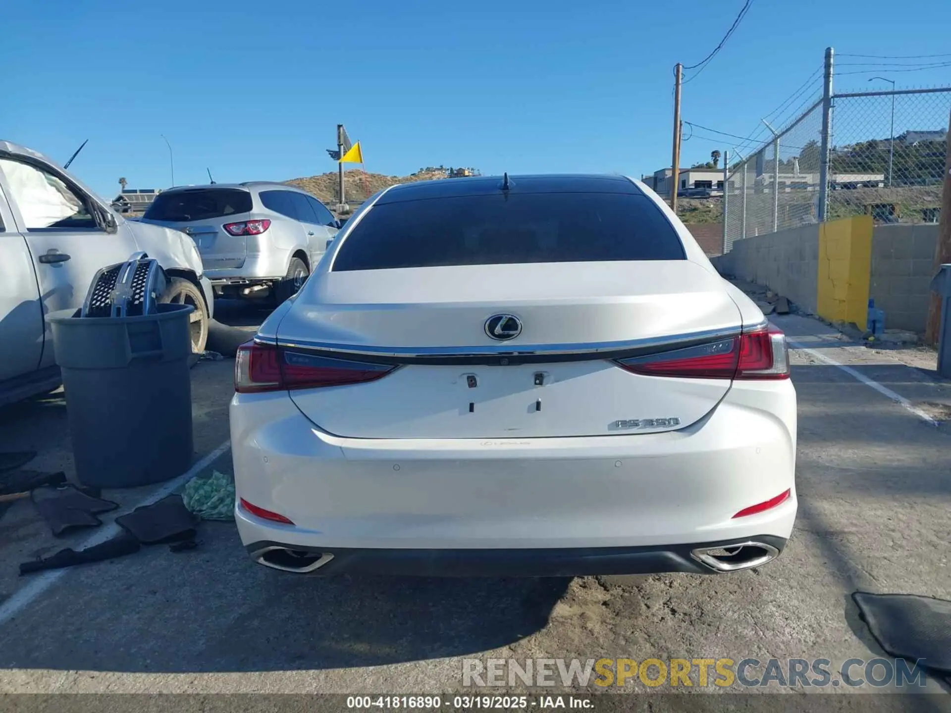 17 fotografías del automóvil dañado 58ABZ1B11KU019473 LEXUS ES 350 2019
