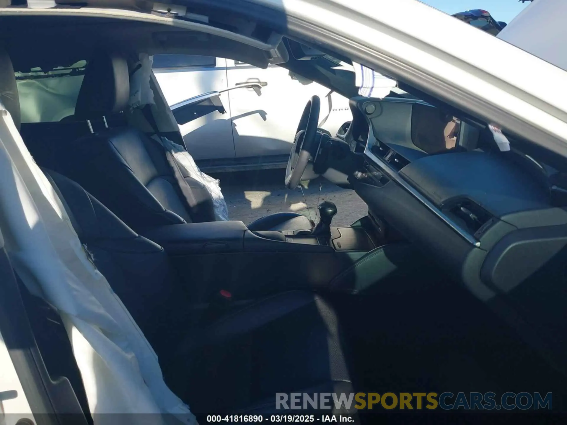 5 fotografías del automóvil dañado 58ABZ1B11KU019473 LEXUS ES 350 2019