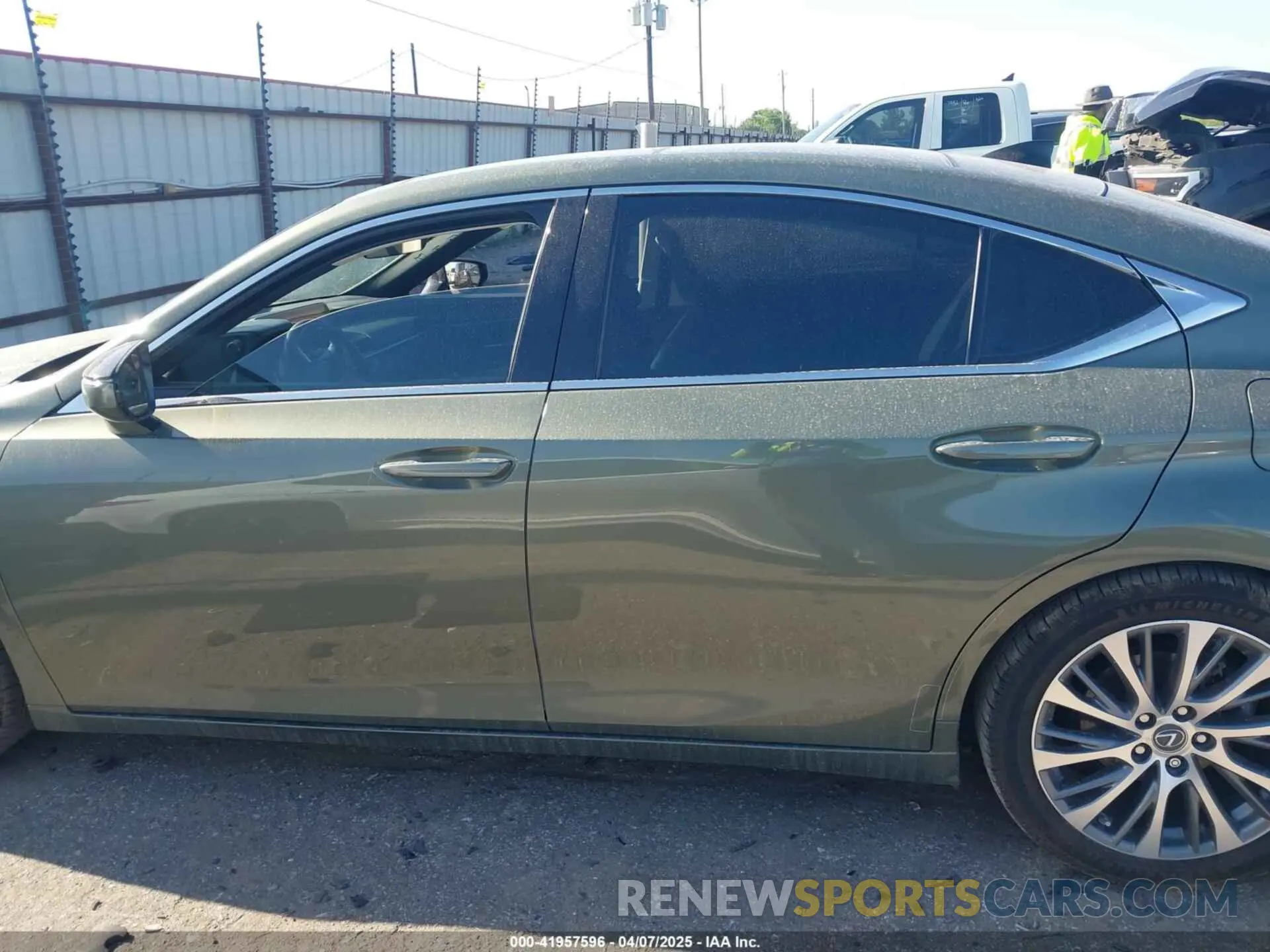 14 fotografías del automóvil dañado 58ABZ1B18KU016098 LEXUS ES 350 2019