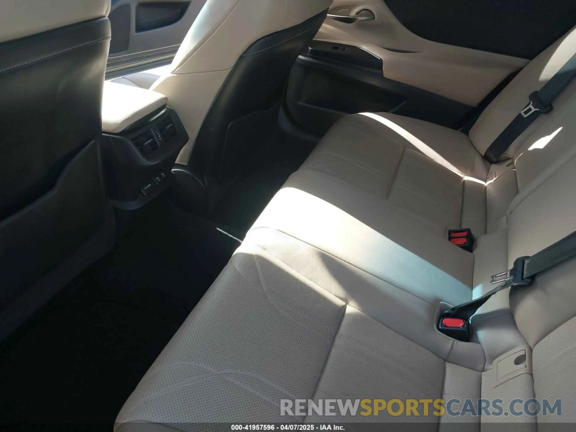 8 fotografías del automóvil dañado 58ABZ1B18KU016098 LEXUS ES 350 2019