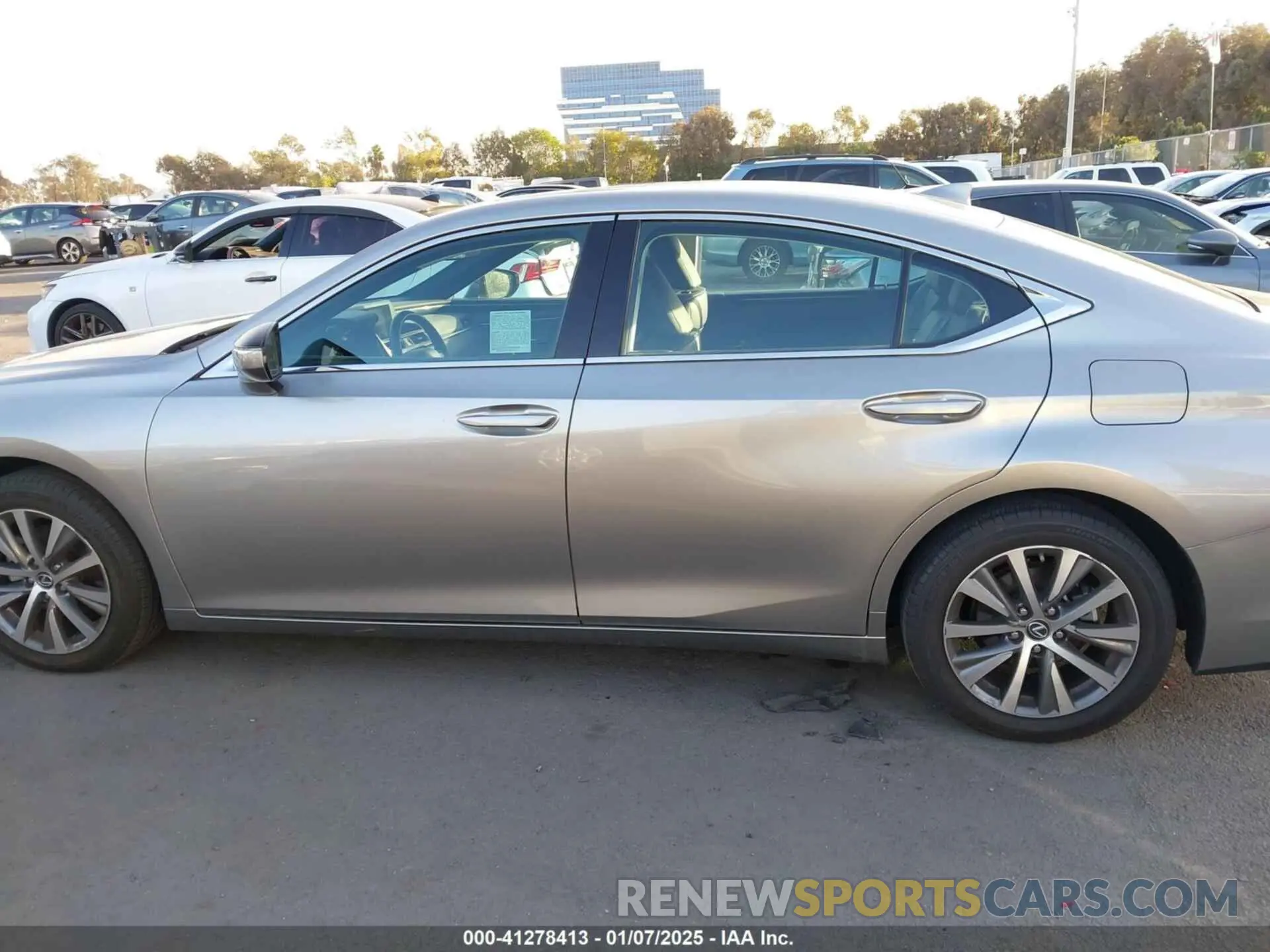 14 fotografías del automóvil dañado 58ABZ1B18KU036772 LEXUS ES 350 2019