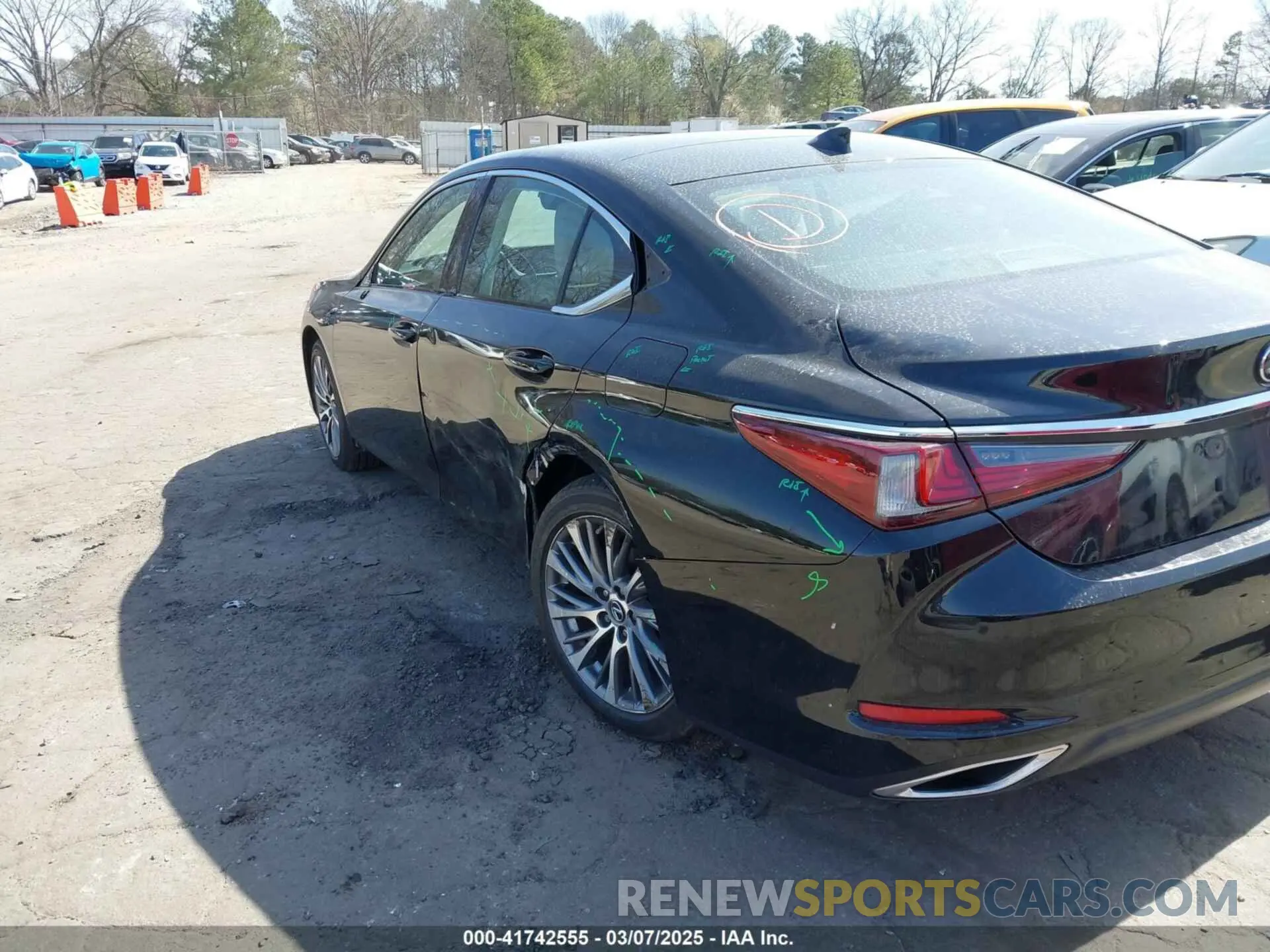 17 fotografías del automóvil dañado 58ABZ1B19KU026736 LEXUS ES 350 2019