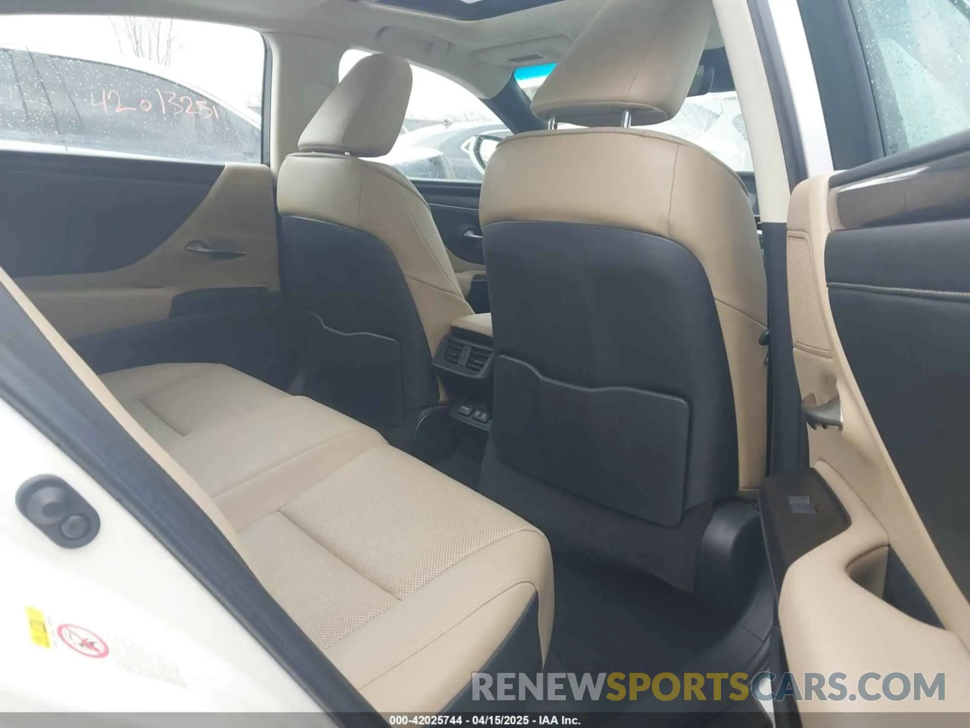 8 fotografías del automóvil dañado 58ABZ1B1XKU010853 LEXUS ES 350 2019