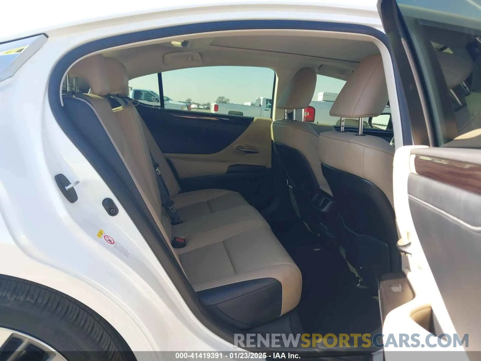 8 fotografías del automóvil dañado JTHBZ1B1XK2004640 LEXUS ES 350 2019