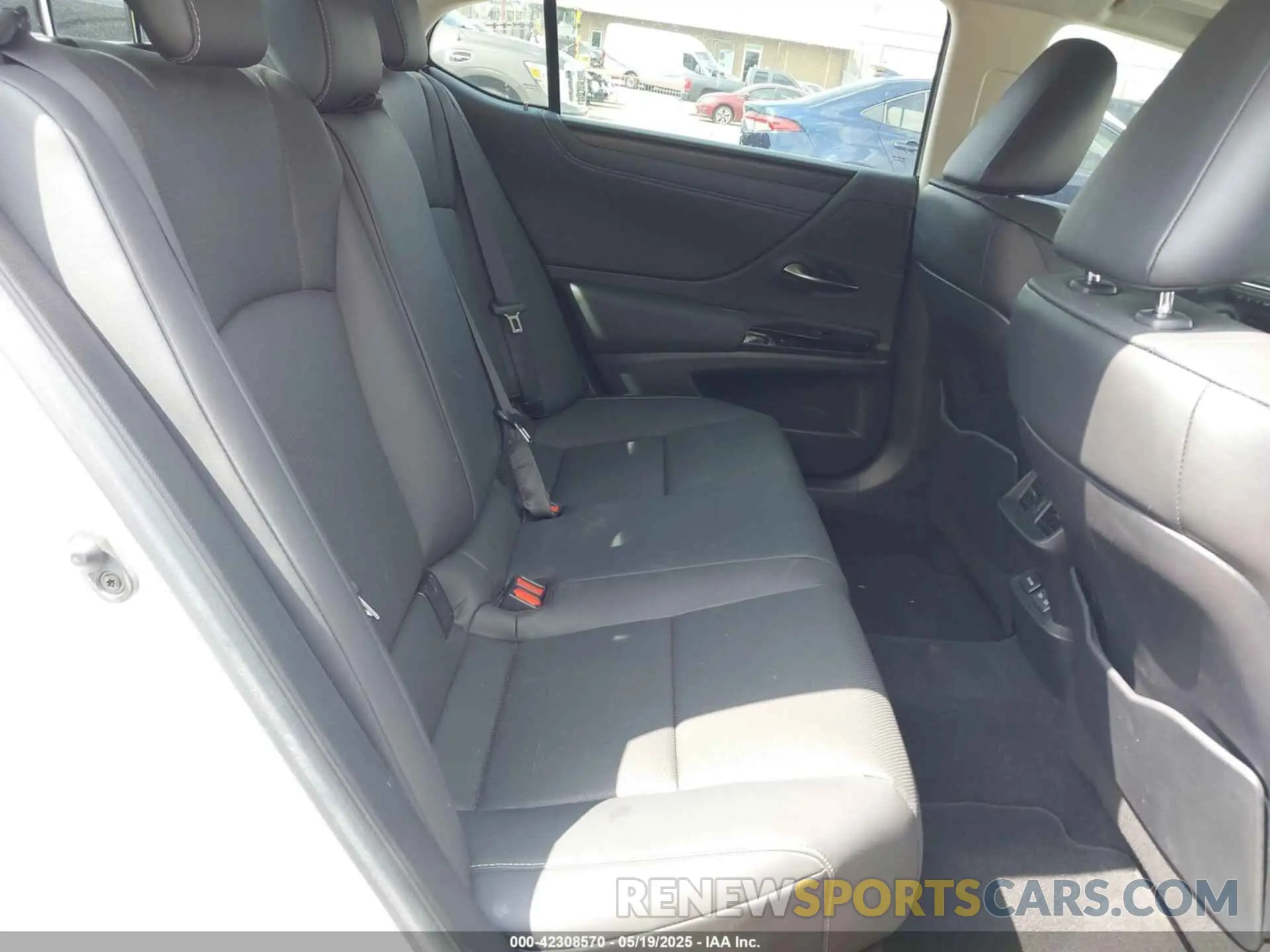8 fotografías del automóvil dañado 58ADZ1B15PU151586 LEXUS ES 350 2023