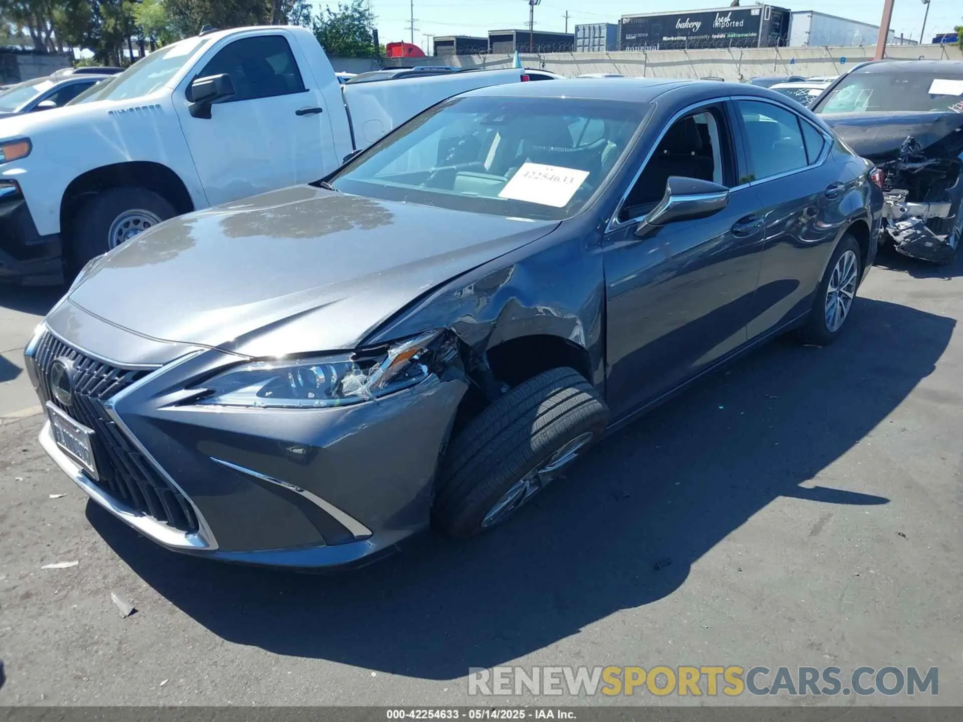 2 fotografías del automóvil dañado 58ACZ1B10RU161988 LEXUS ES 350 2024