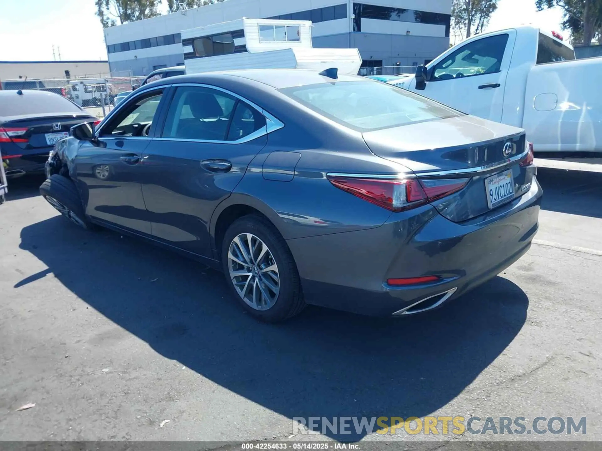 3 fotografías del automóvil dañado 58ACZ1B10RU161988 LEXUS ES 350 2024
