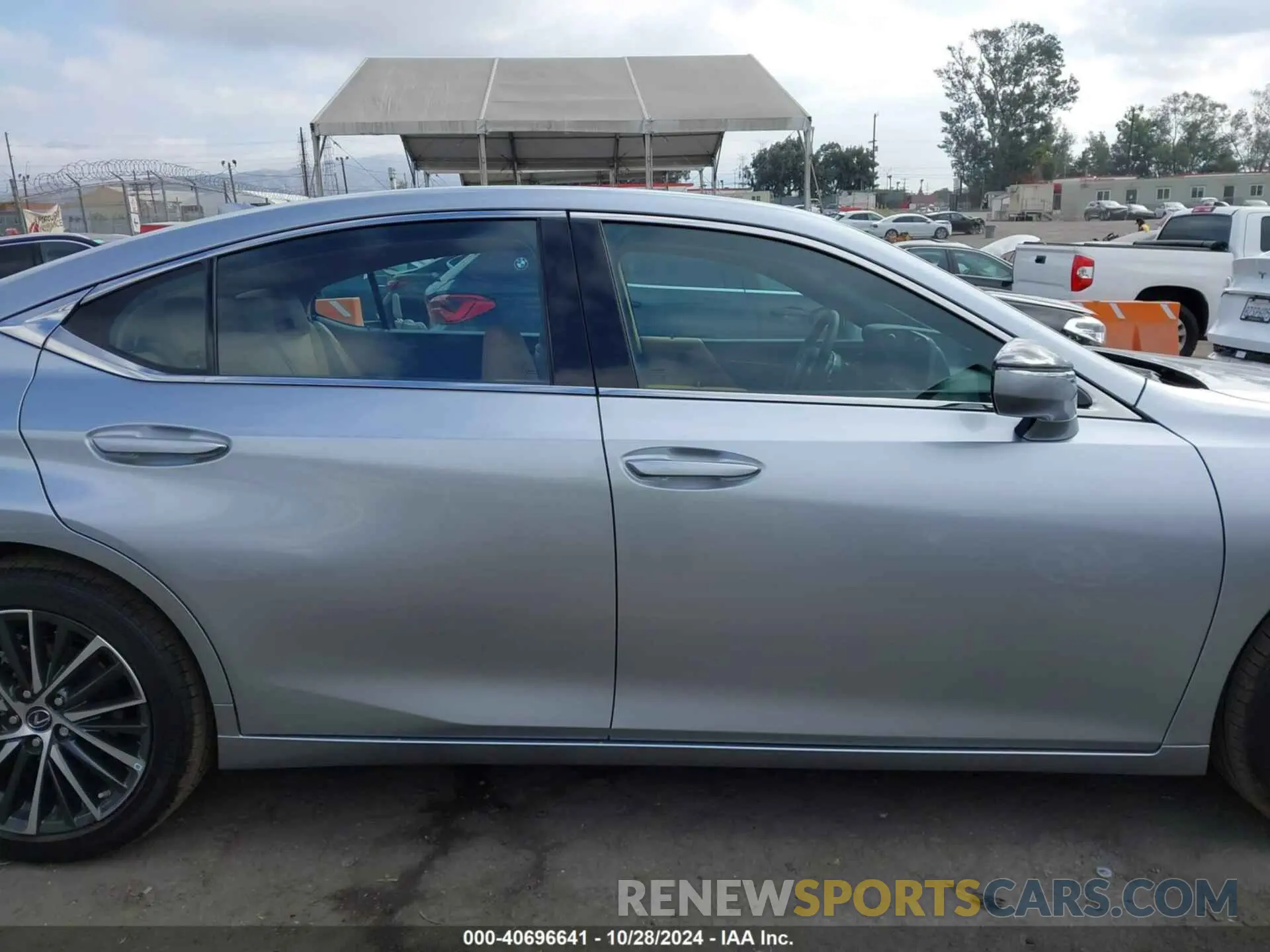 14 fotografías del automóvil dañado 58ADZ1B17RU180784 LEXUS ES 350 2024