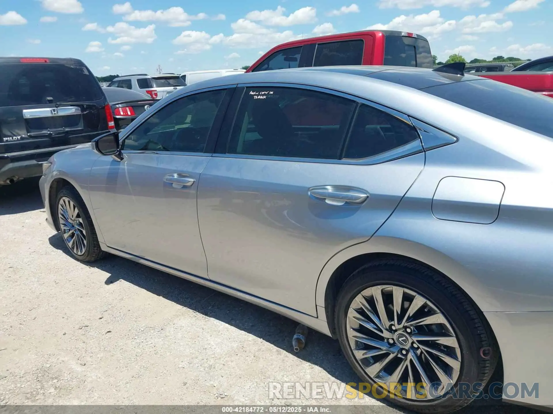14 fotografías del automóvil dañado 58AEZ1B10RU181862 LEXUS ES 350 2024