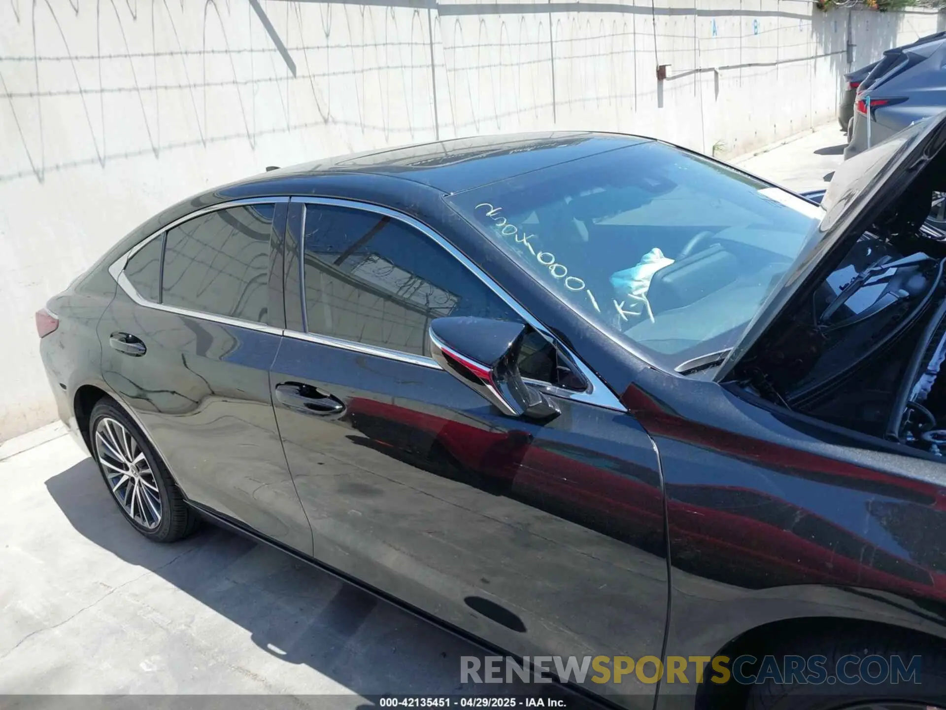 14 fotografías del automóvil dañado 58ADZ1B11SU197487 LEXUS ES 350 2025