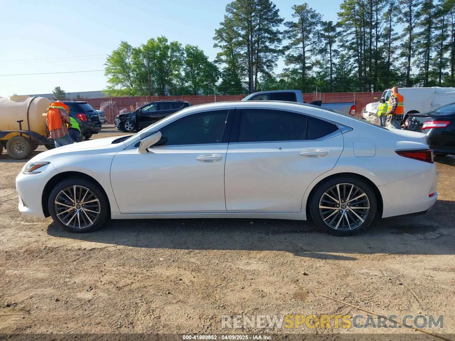 13 fotografías del automóvil dañado 58ADZ1B15SU199856 LEXUS ES 350 2025