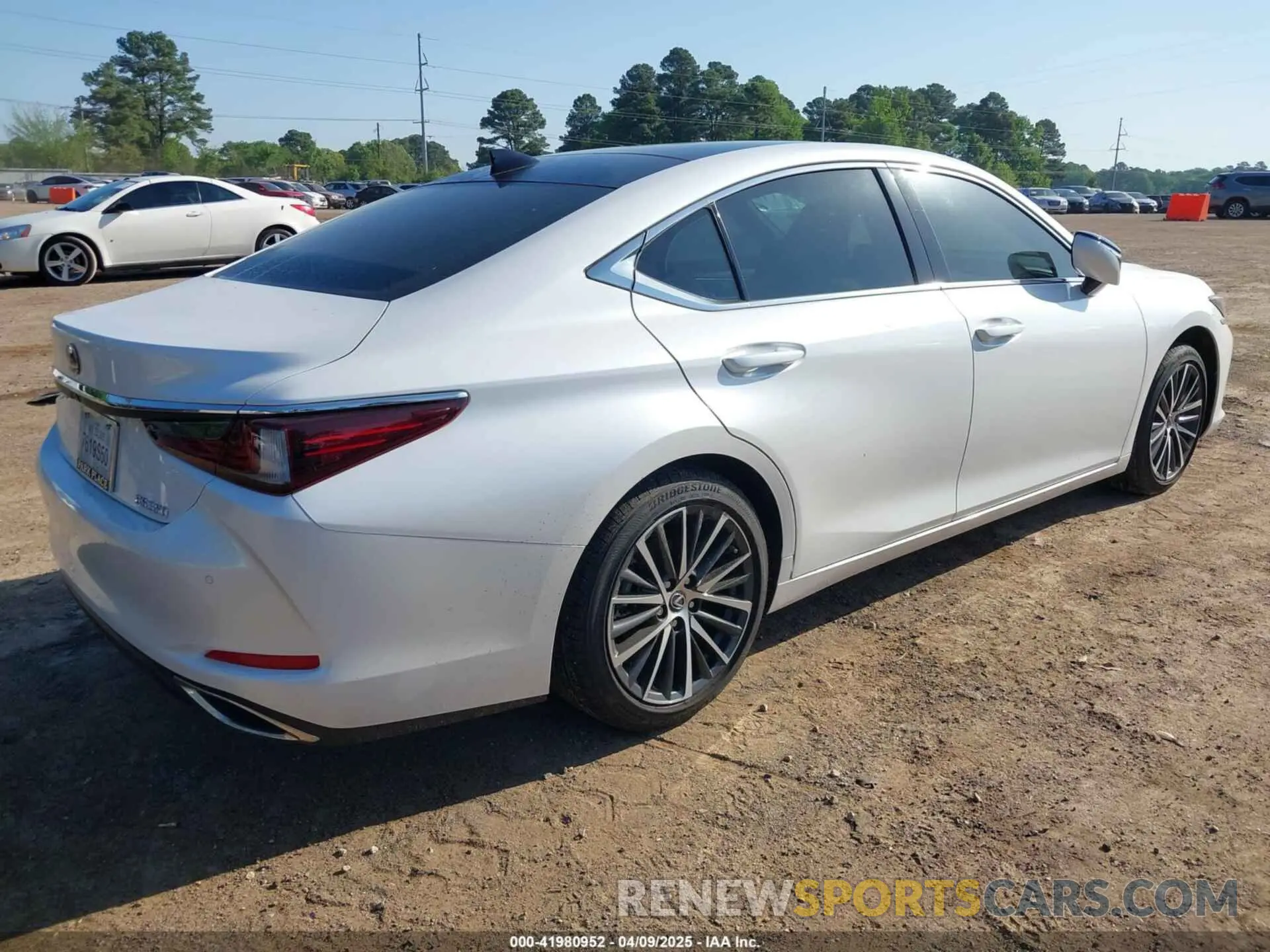4 fotografías del automóvil dañado 58ADZ1B15SU199856 LEXUS ES 350 2025