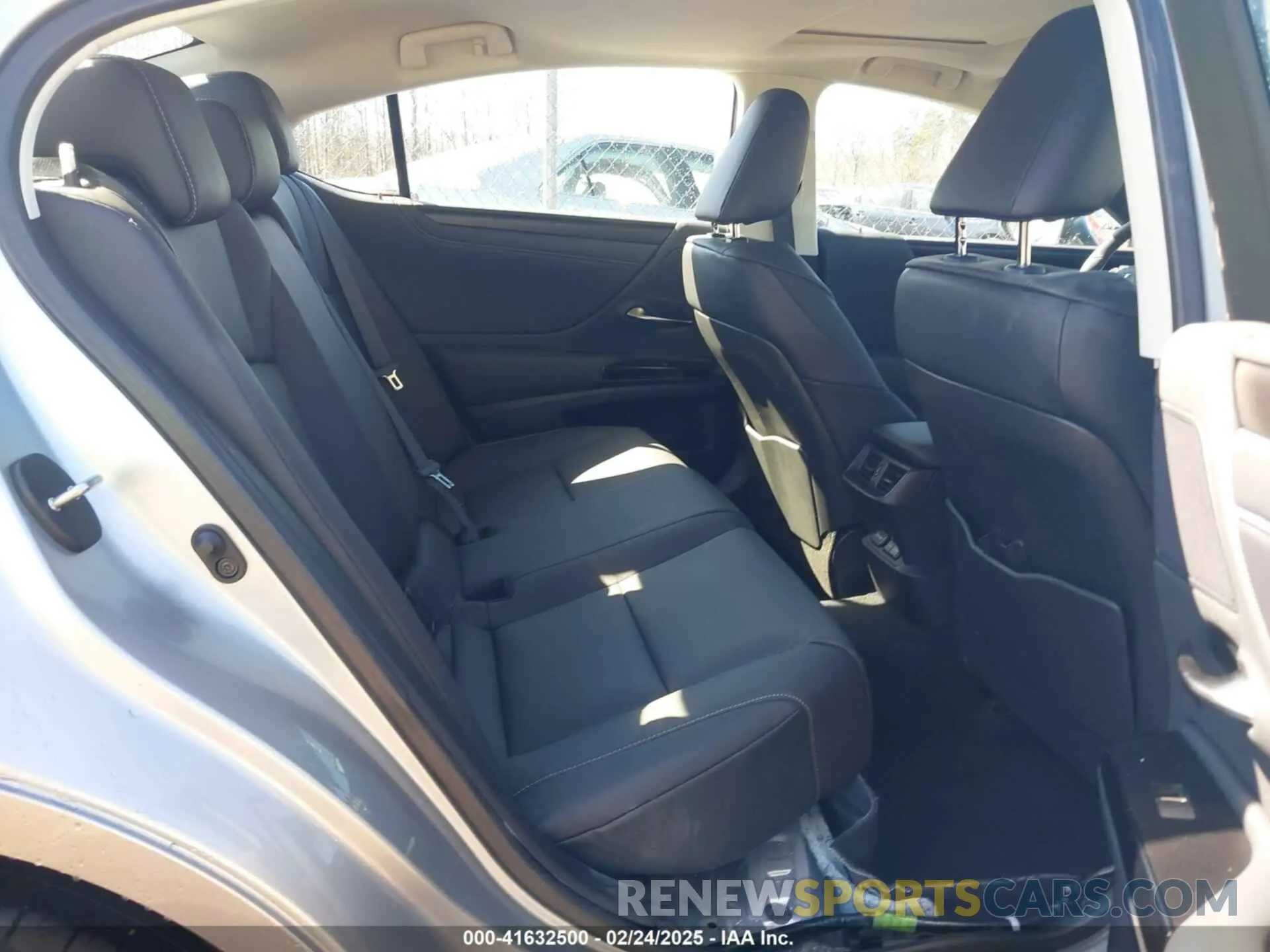 8 fotografías del automóvil dañado 58ADZ1B1XSU185483 LEXUS ES 350 2025